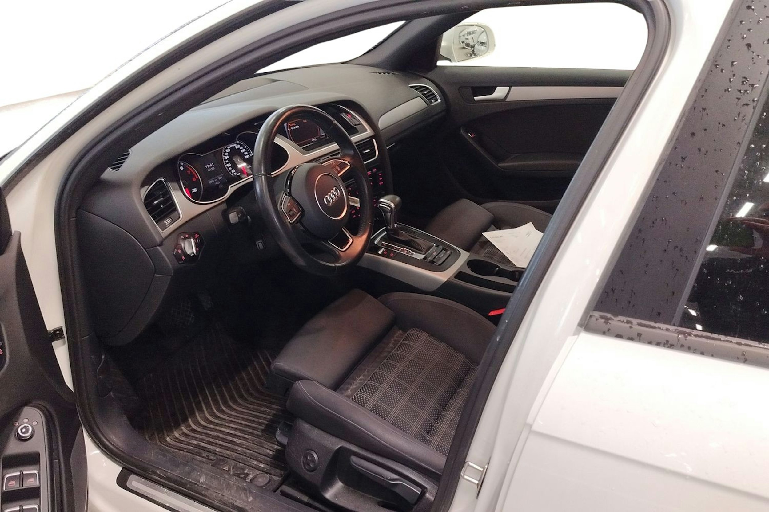 valkoinen Audi A4 2013 kuva 3.