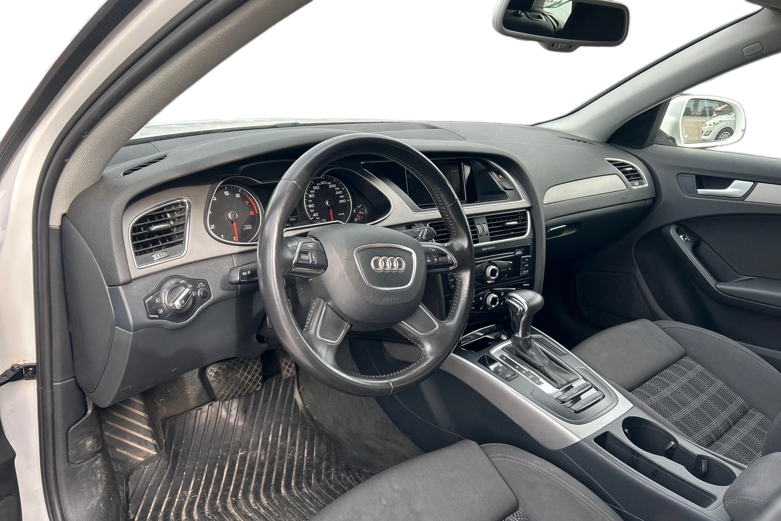 Valkoinen Audi A4 2013 kuva 3.