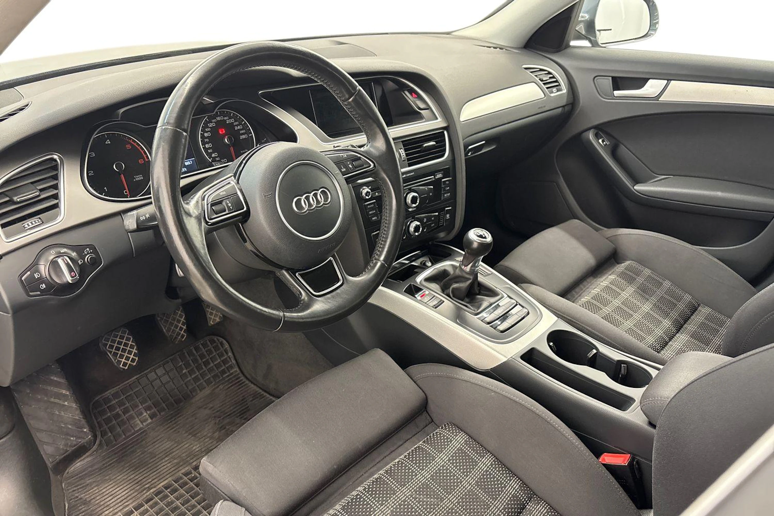 Hopea Audi A4 2014 kuva 6.