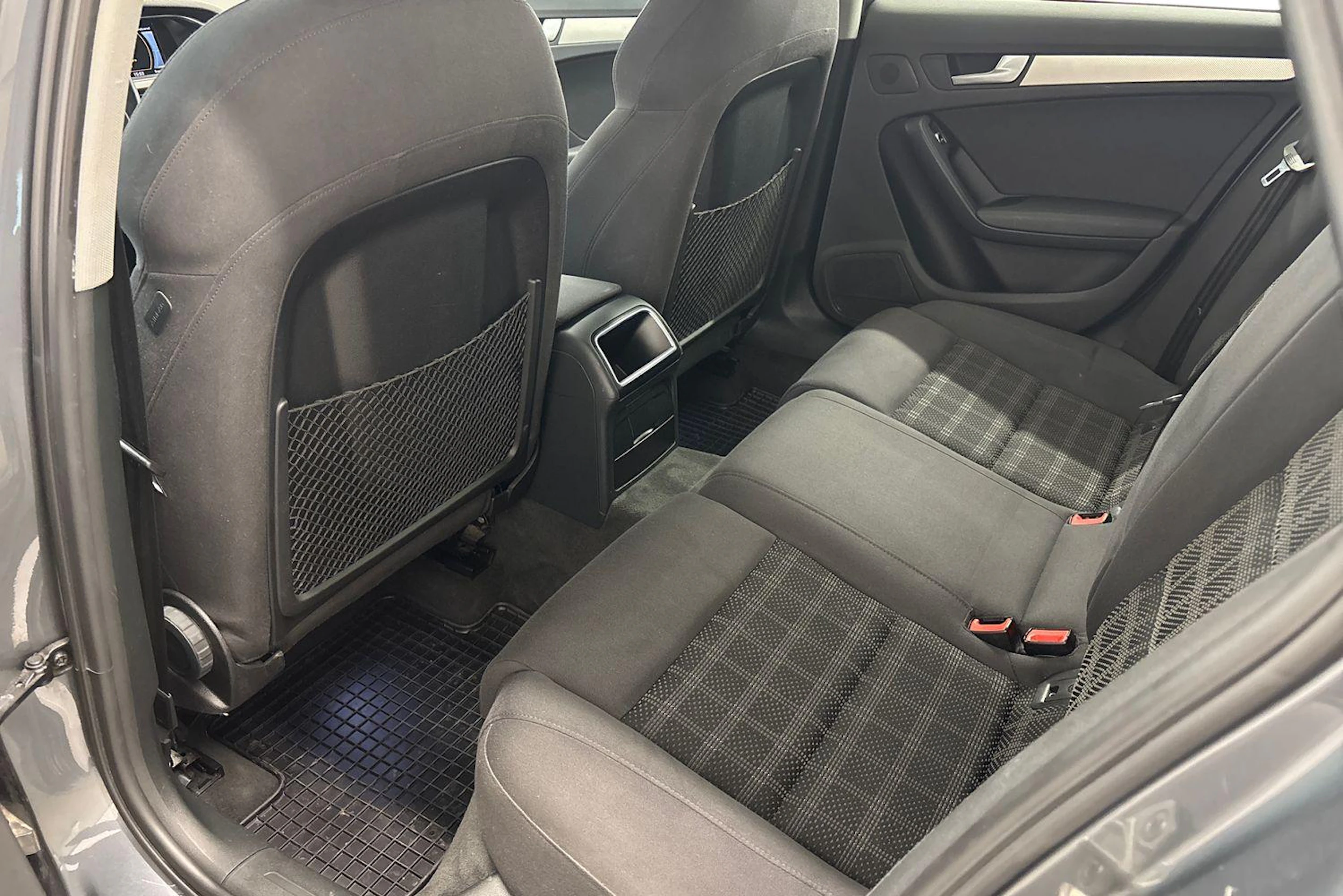 Hopea Audi A4 2014 kuva 8.