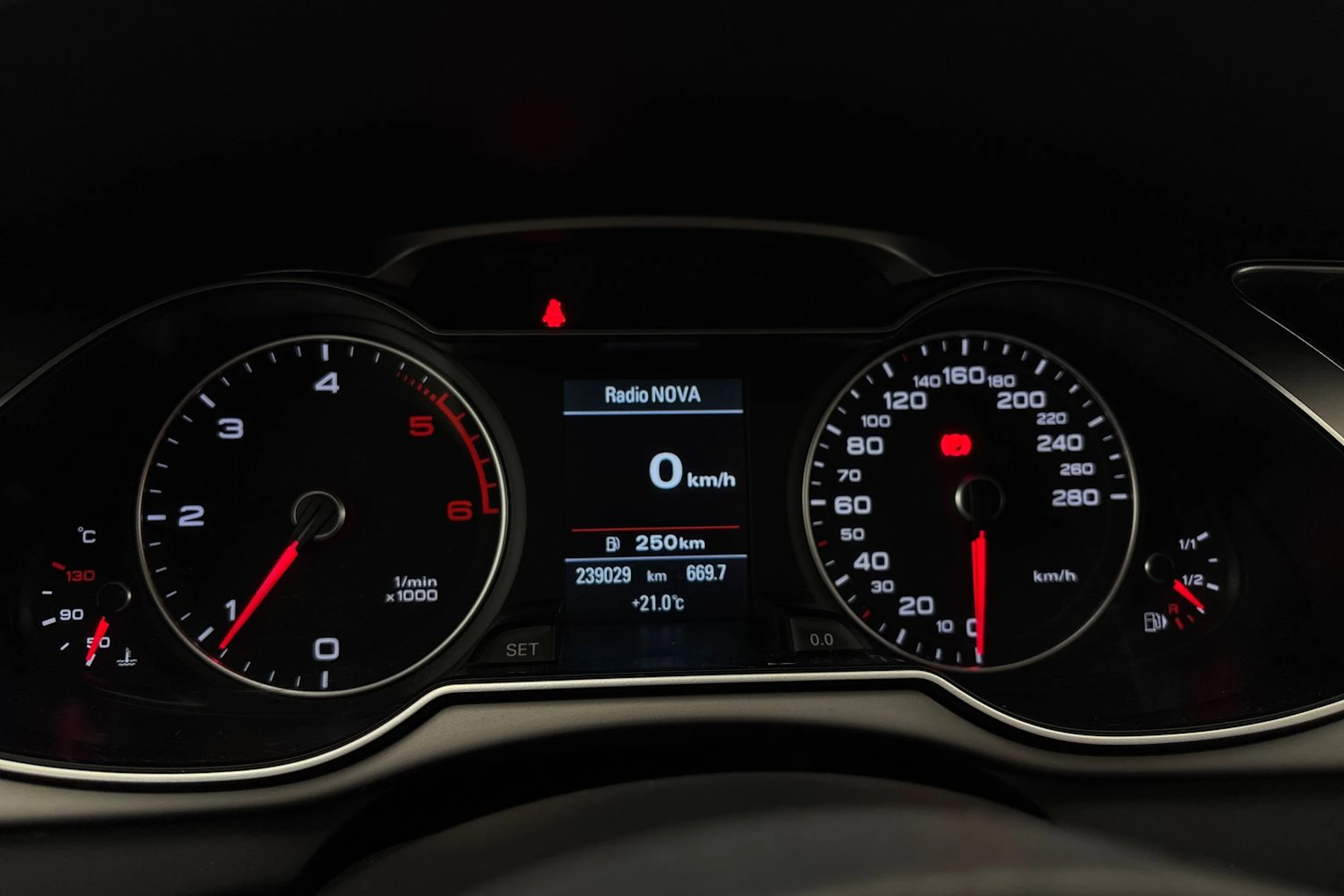 Hopea Audi A4 2014 kuva 11.