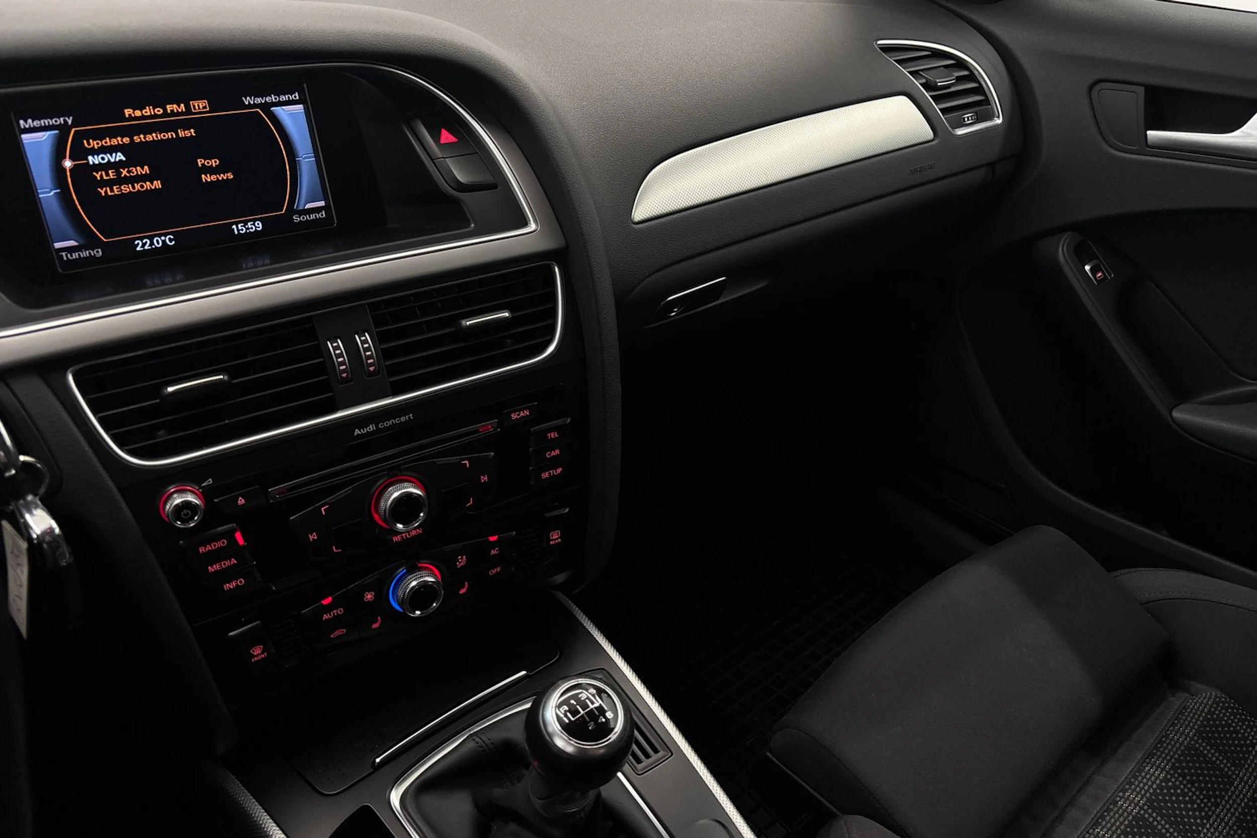Hopea Audi A4 2014 kuva 13.