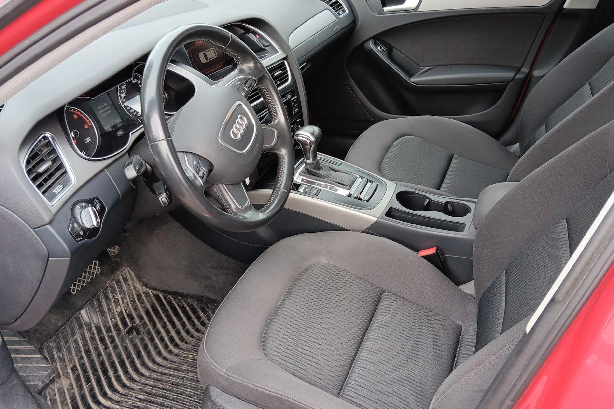 punainen Audi A4 2014 kuva 3.
