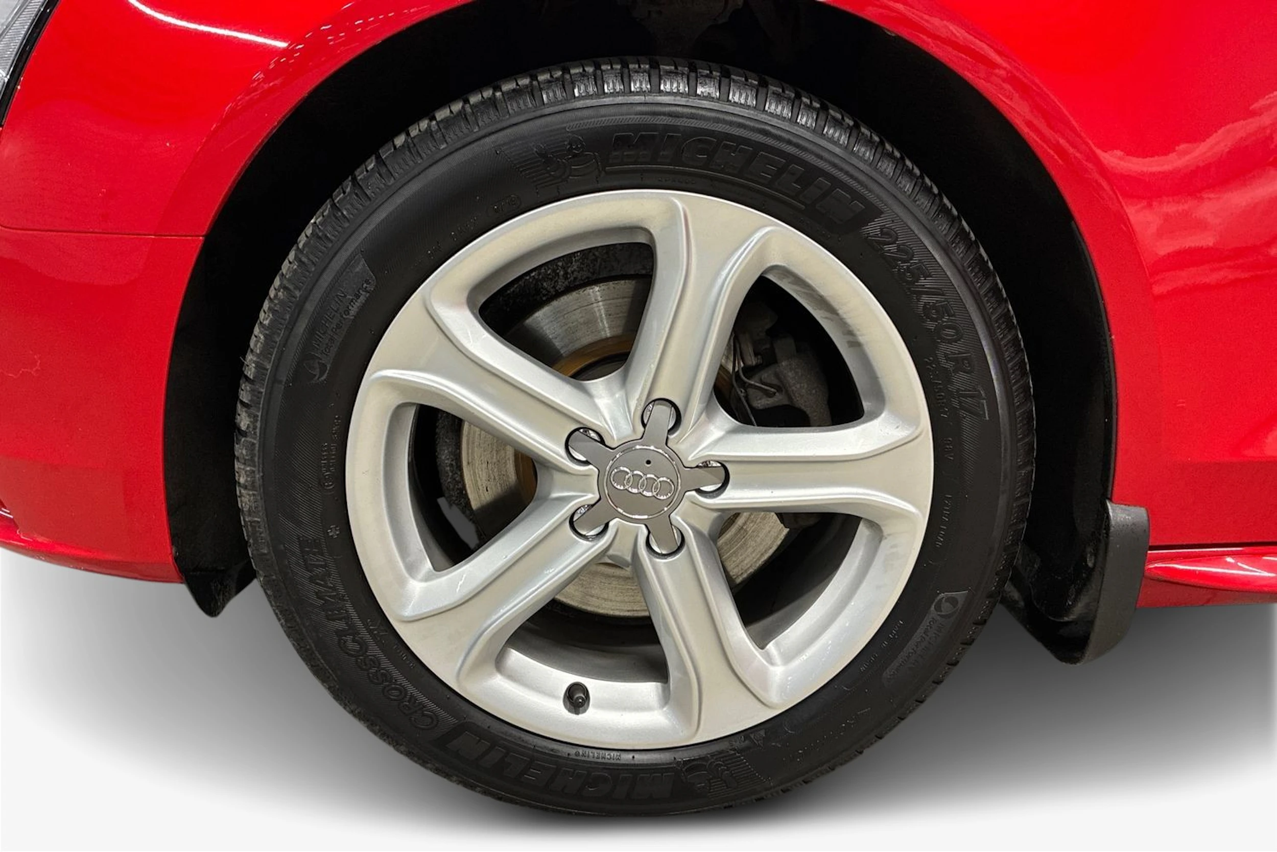 punainen Audi A4 2015 kuva 12.