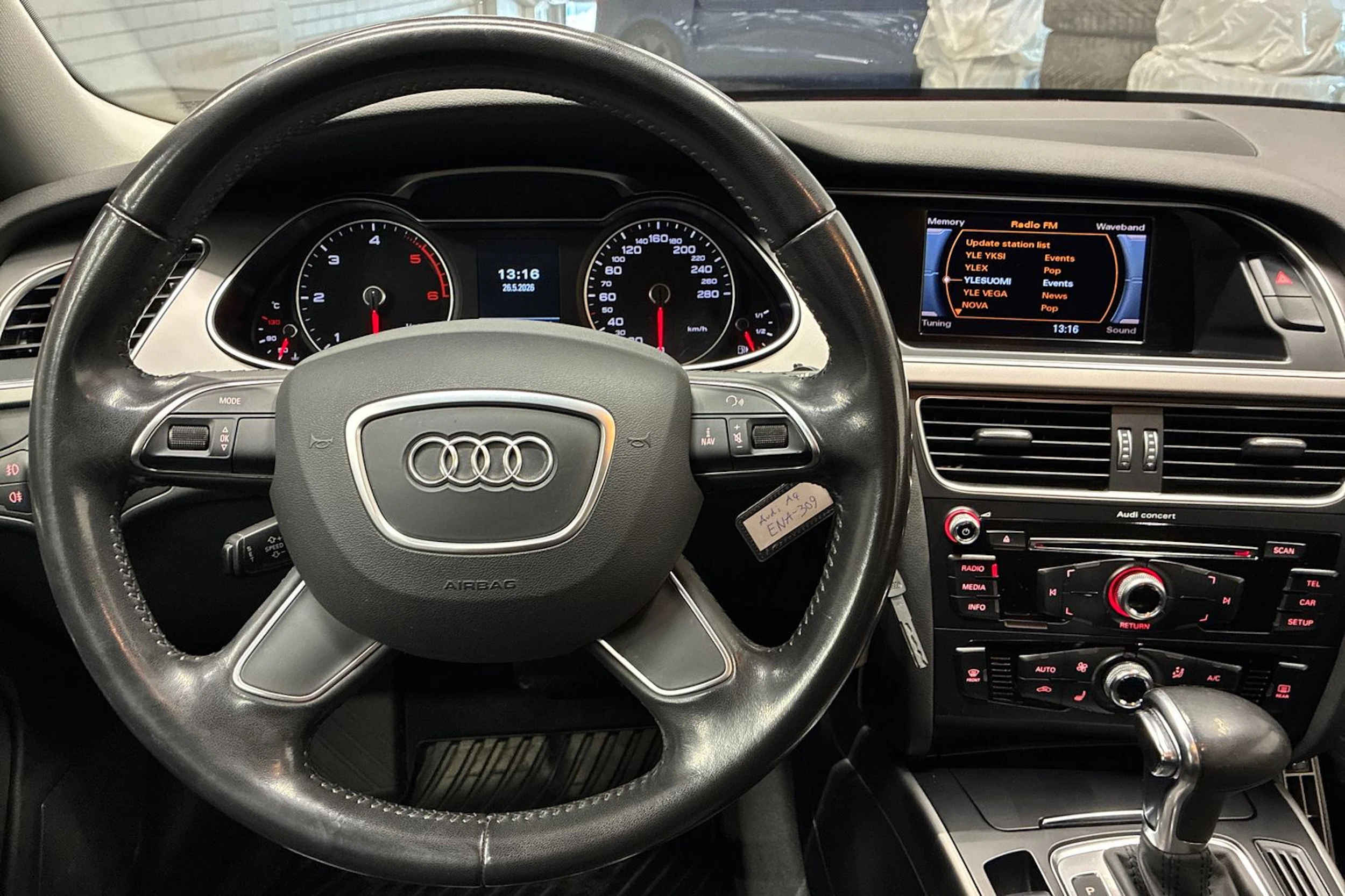 punainen Audi A4 2015 kuva 15.