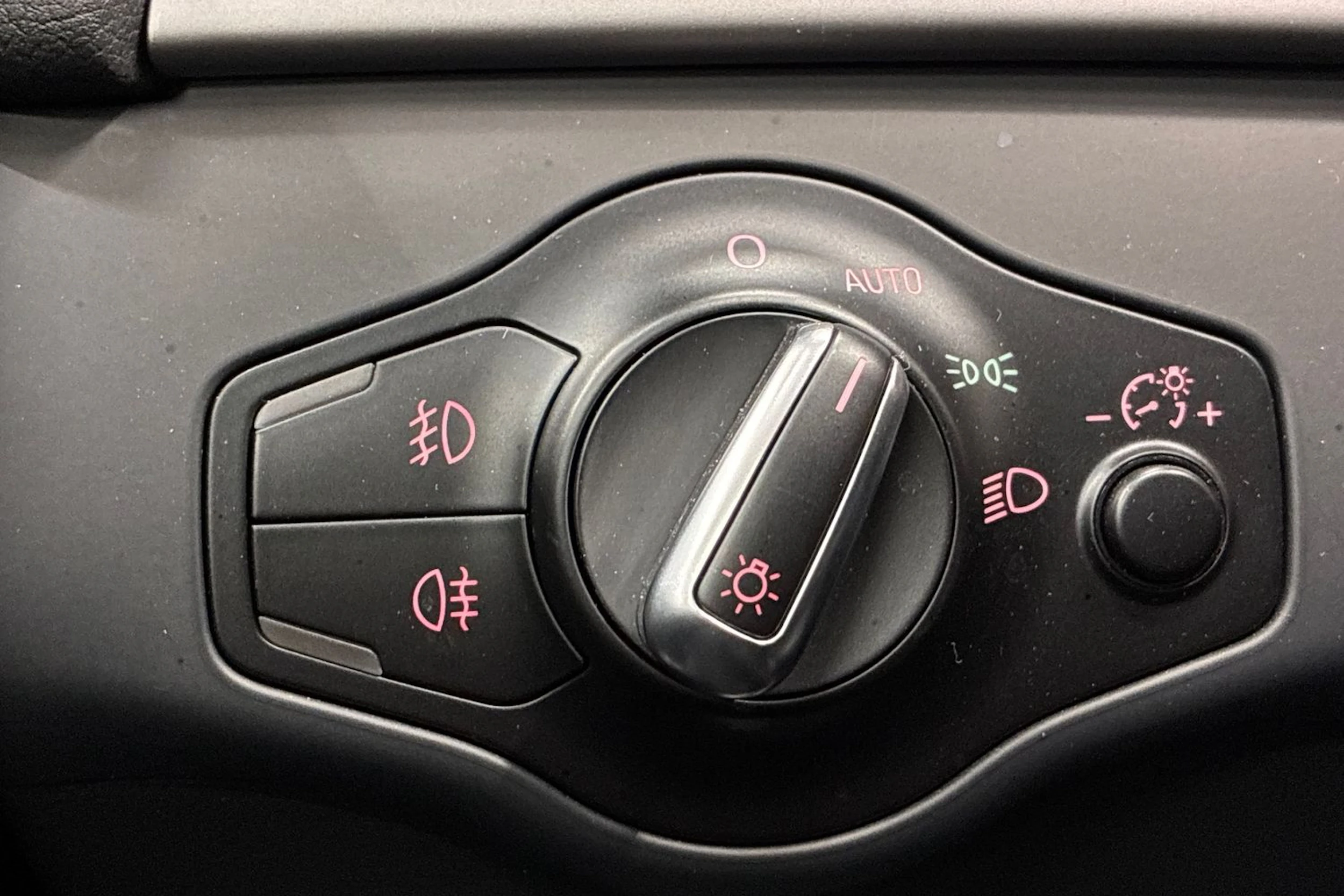punainen Audi A4 2015 kuva 20.