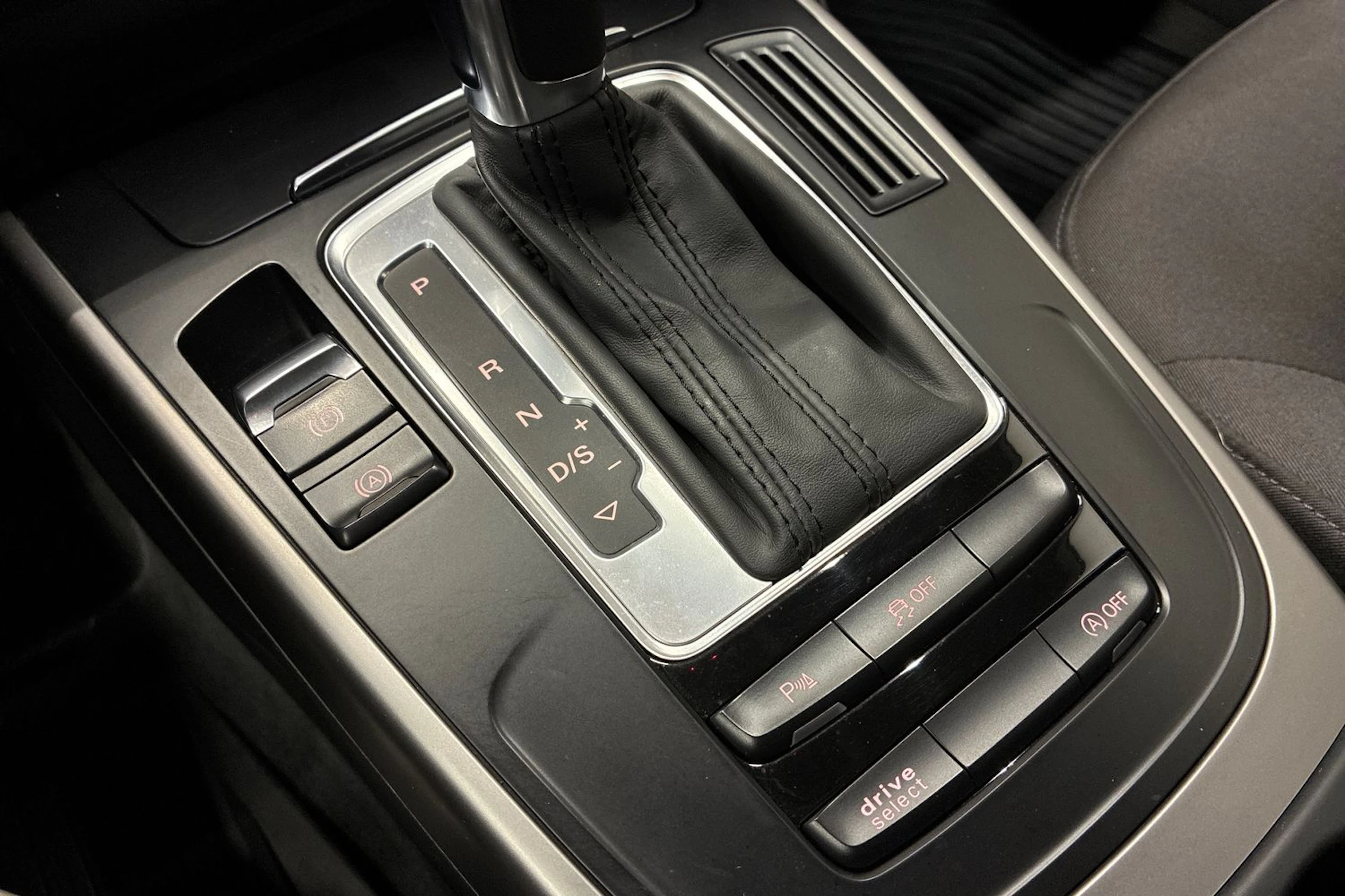 punainen Audi A4 2015 kuva 22.