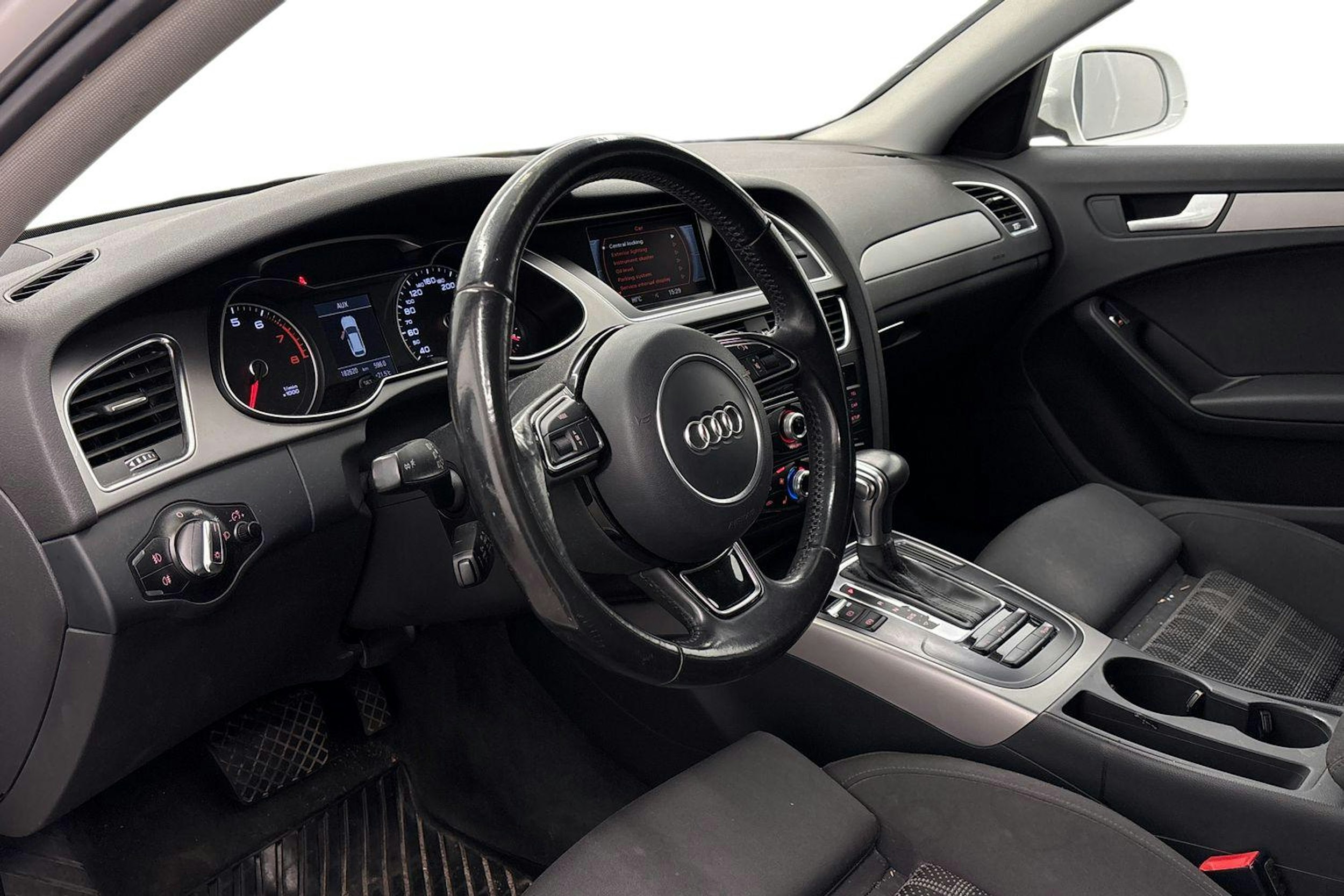 valkoinen Audi A4 2014 kuva 3.