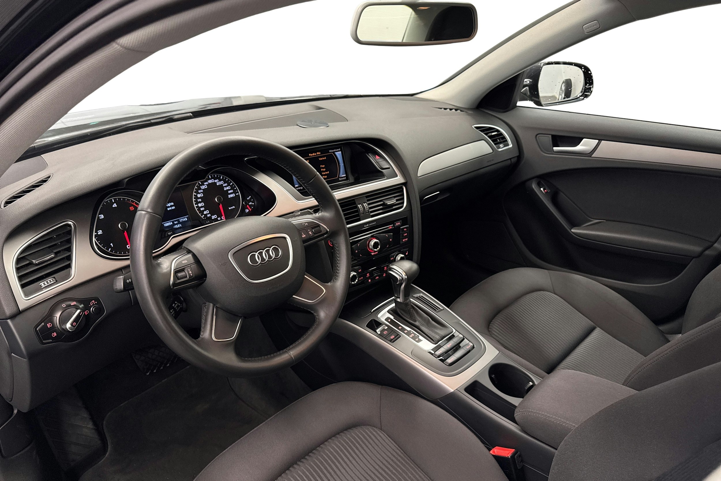 Musta Audi A4 2014 kuva 7.