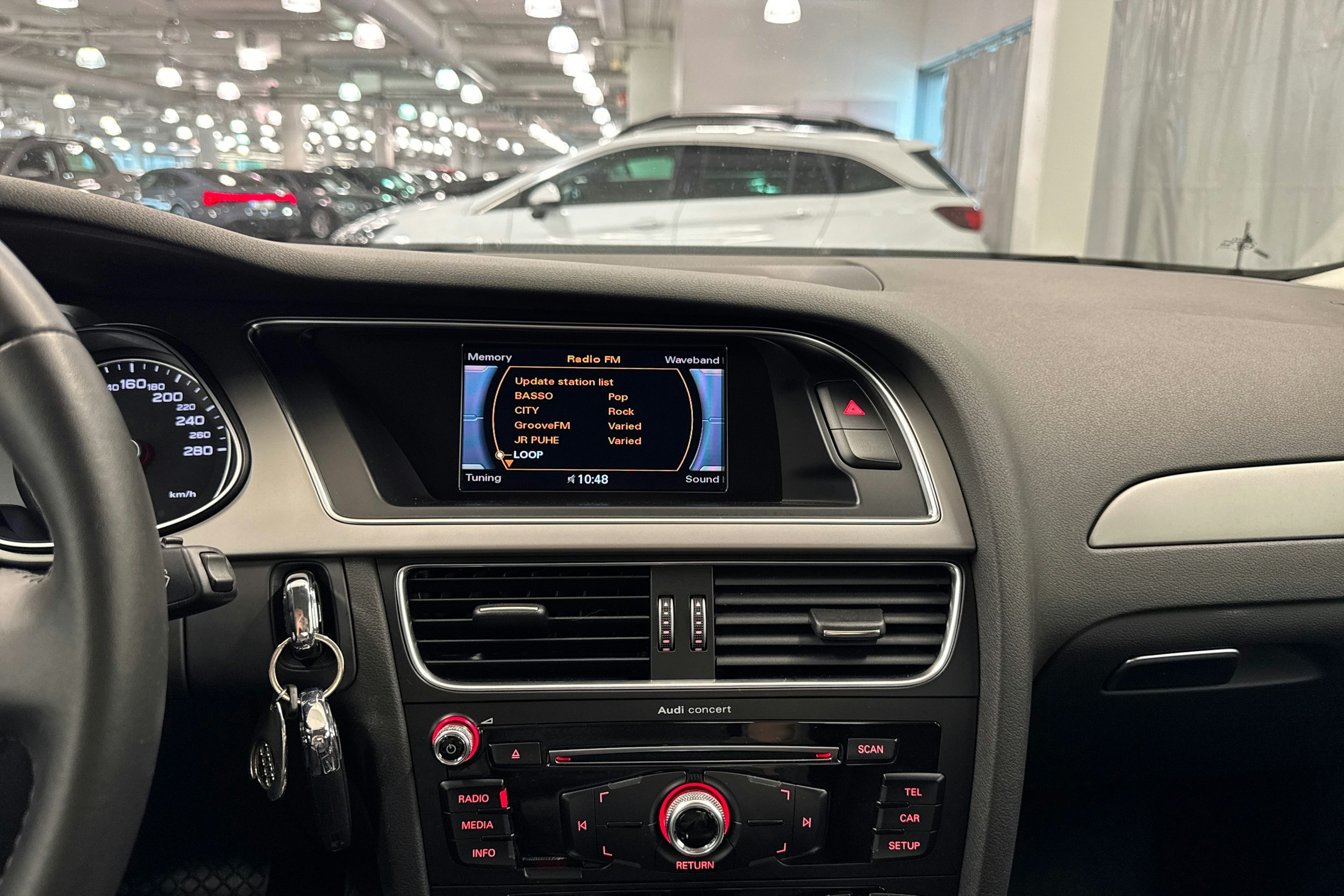 Musta Audi A4 2014 kuva 24.