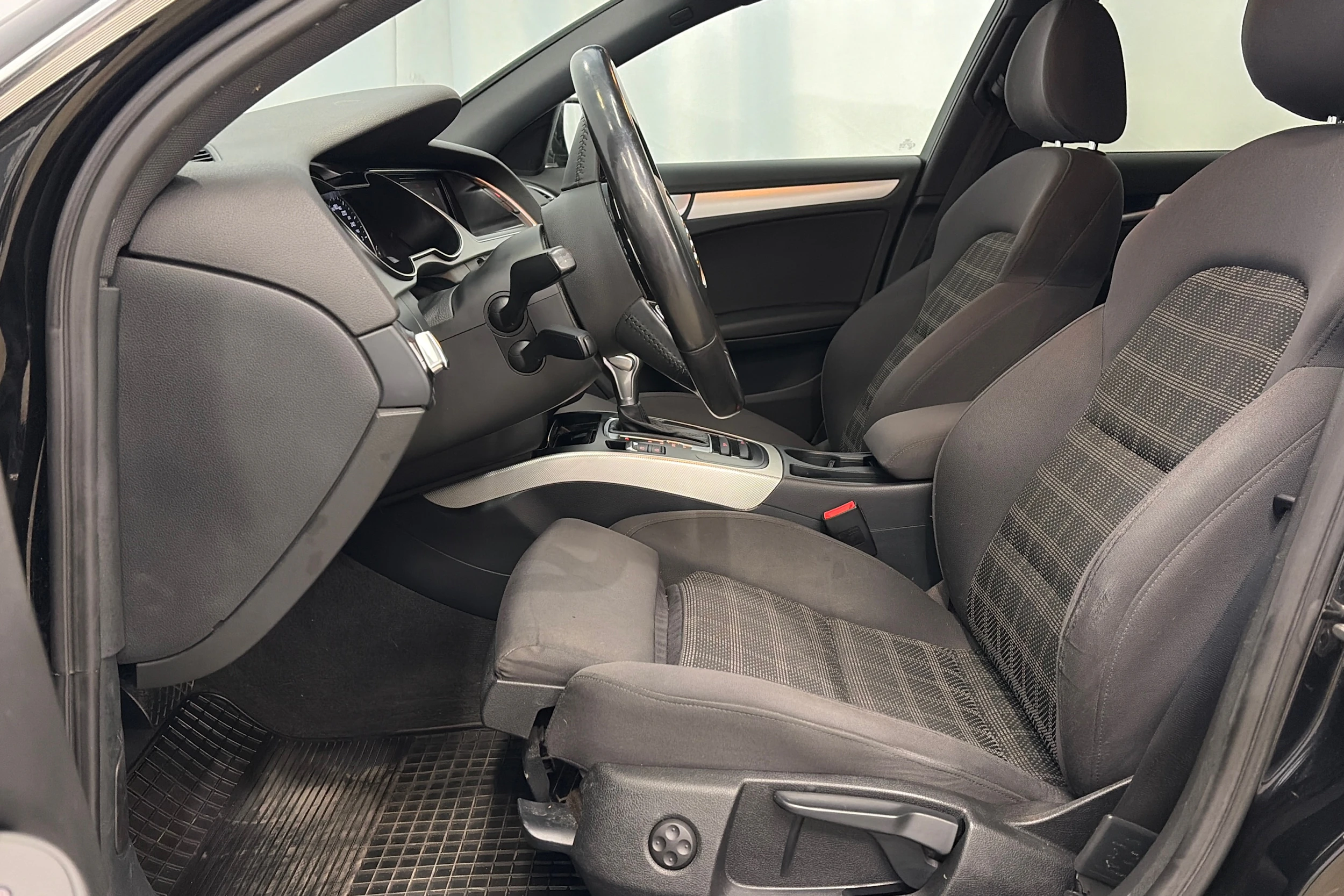 musta Audi A4 2014 kuva 16.