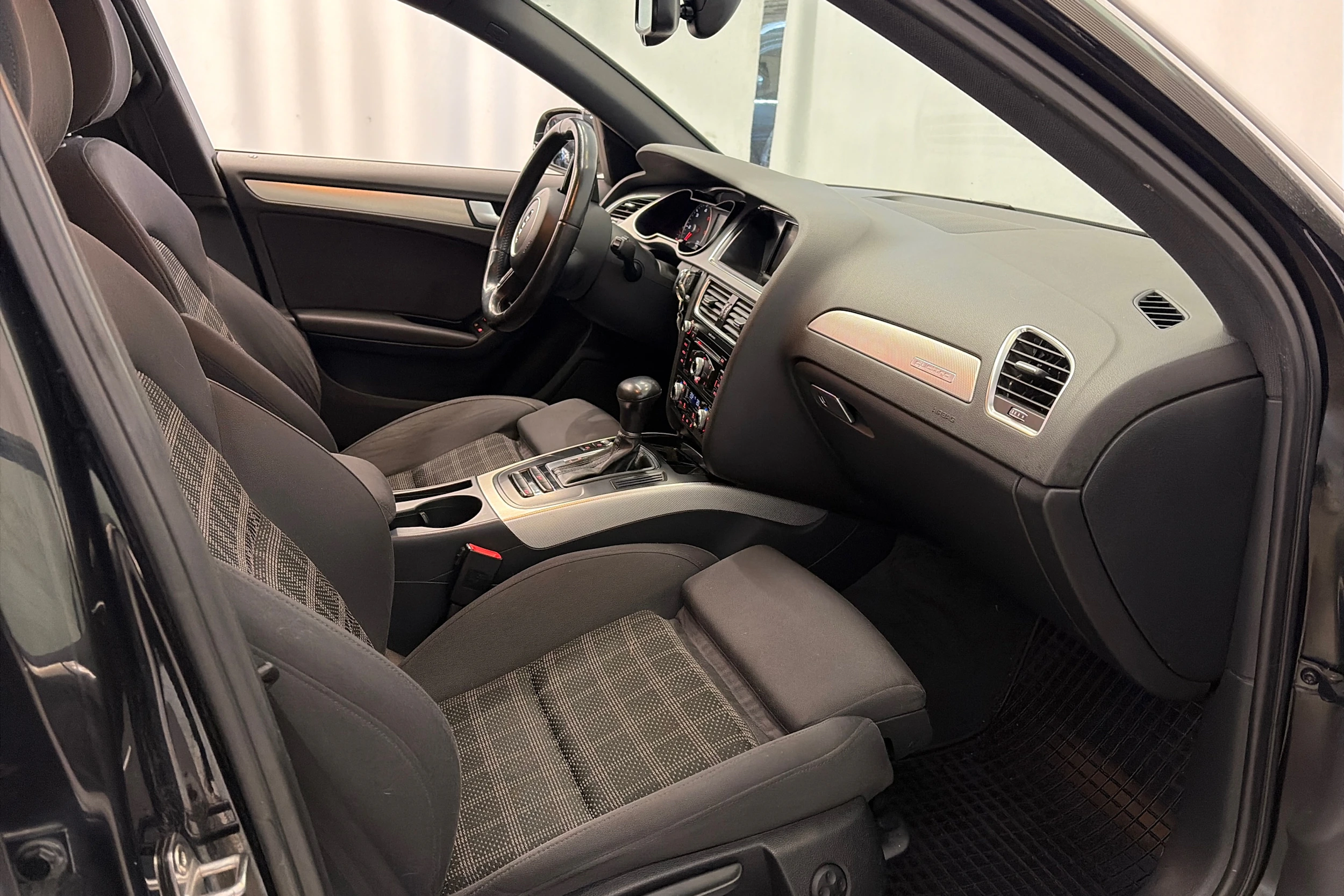 musta Audi A4 2014 kuva 17.