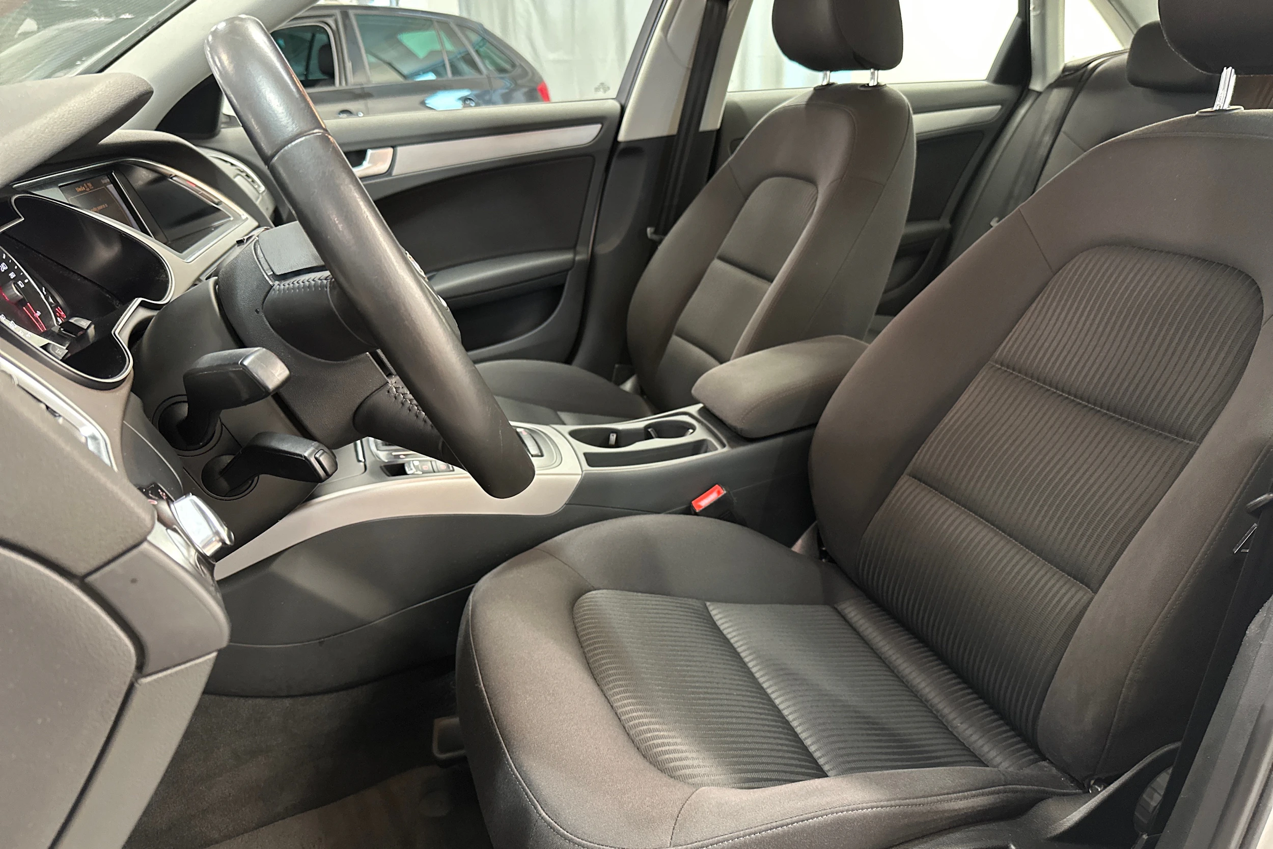 Valkoinen Audi A4 2014 kuva 11.