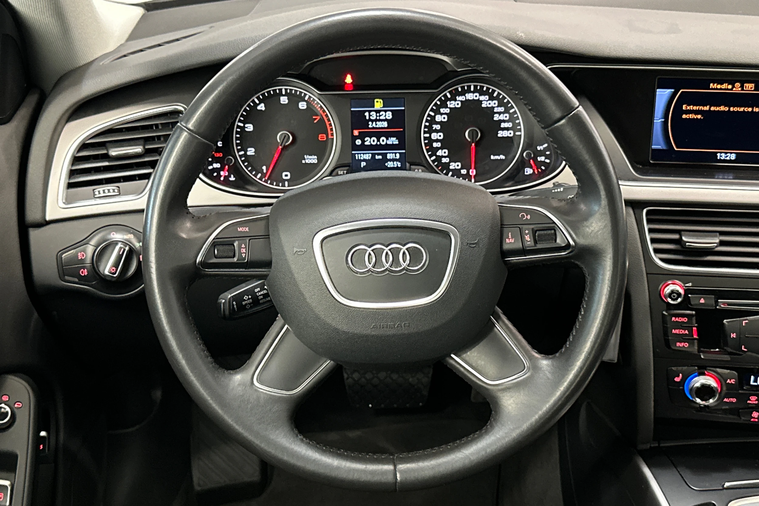 Valkoinen Audi A4 2014 kuva 12.