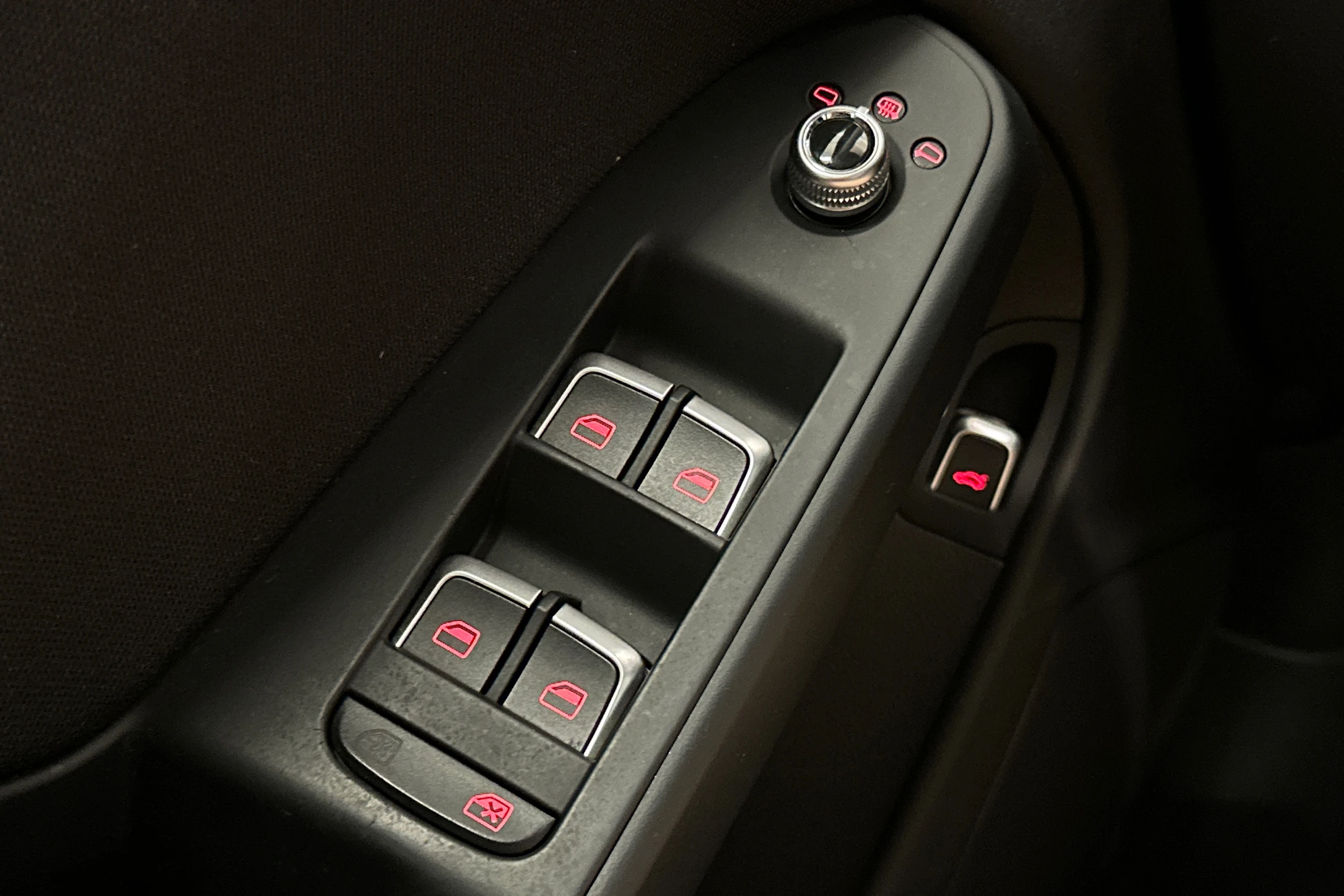 Valkoinen Audi A4 2014 kuva 14.