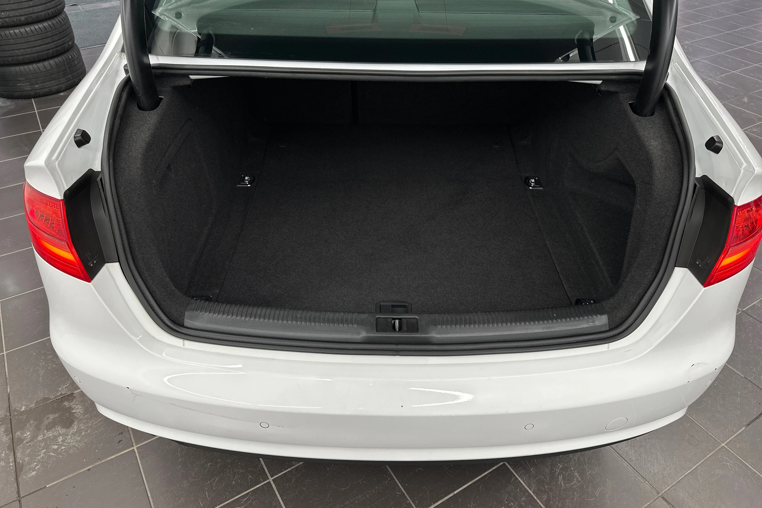Valkoinen Audi A4 2014 kuva 20.