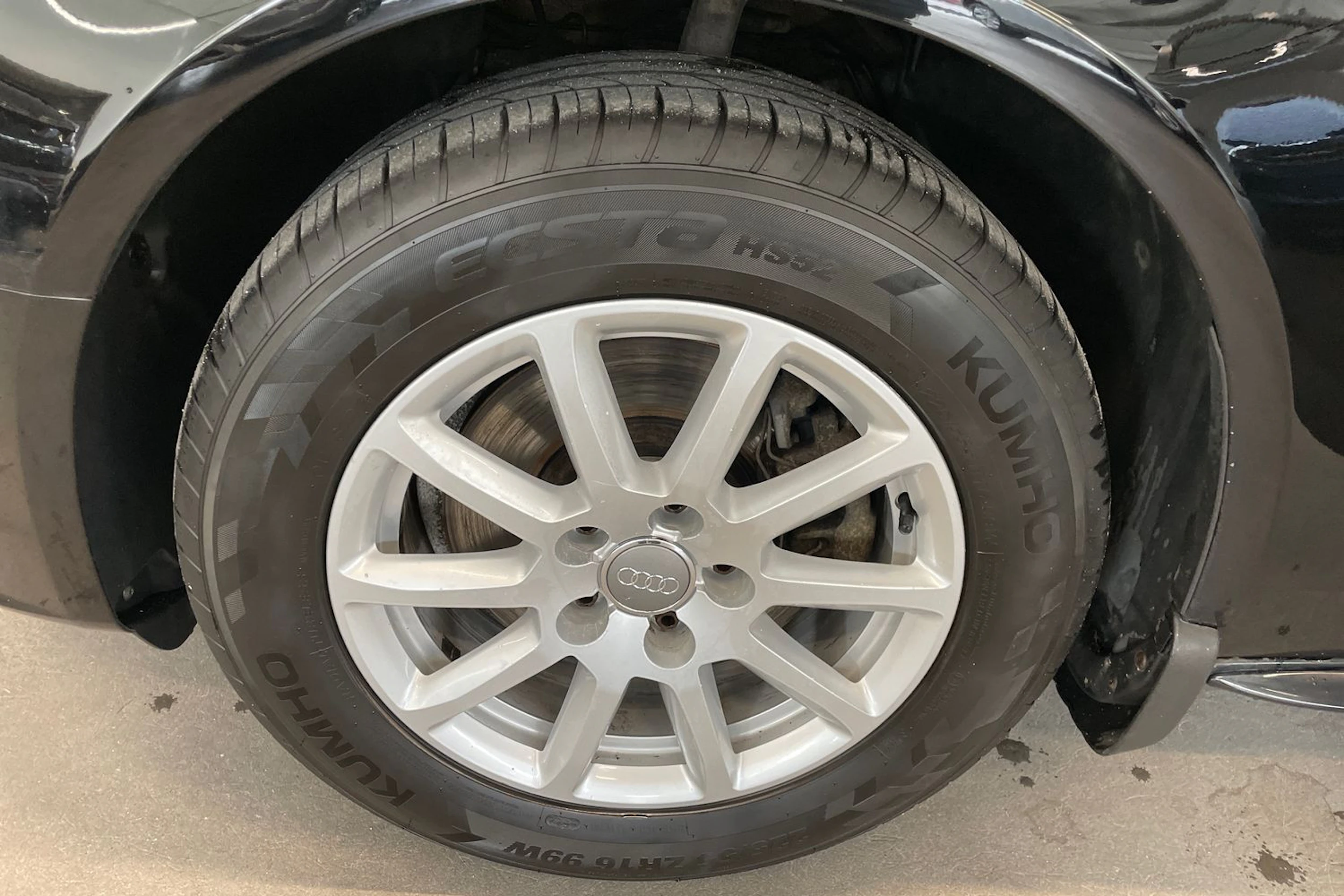 Musta Audi A4 2014 kuva 10.