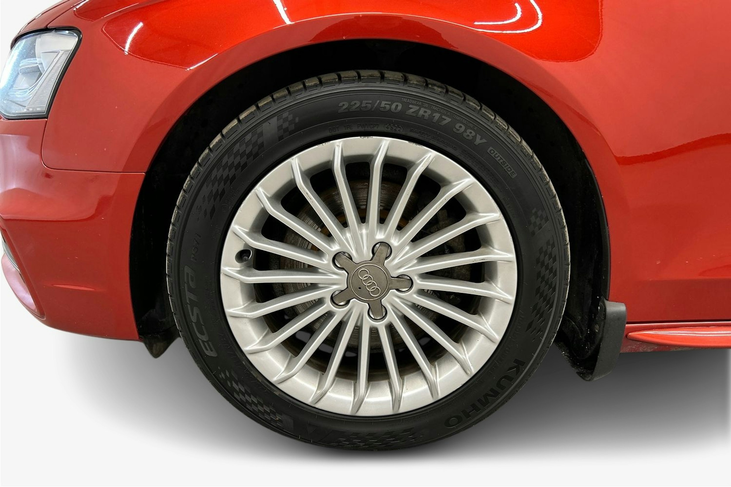 punainen Audi A4 2014 kuva 11.