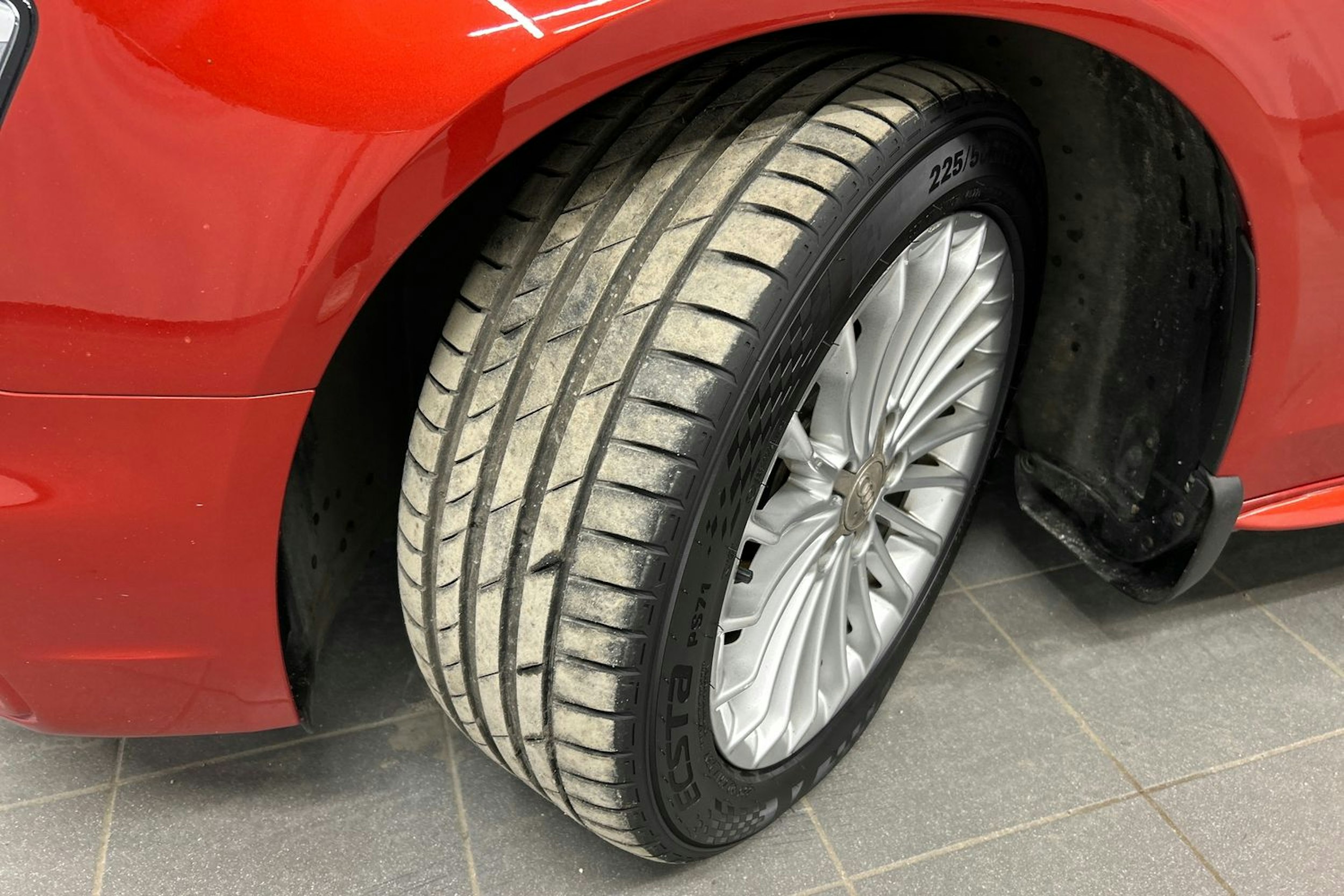 punainen Audi A4 2014 kuva 13.