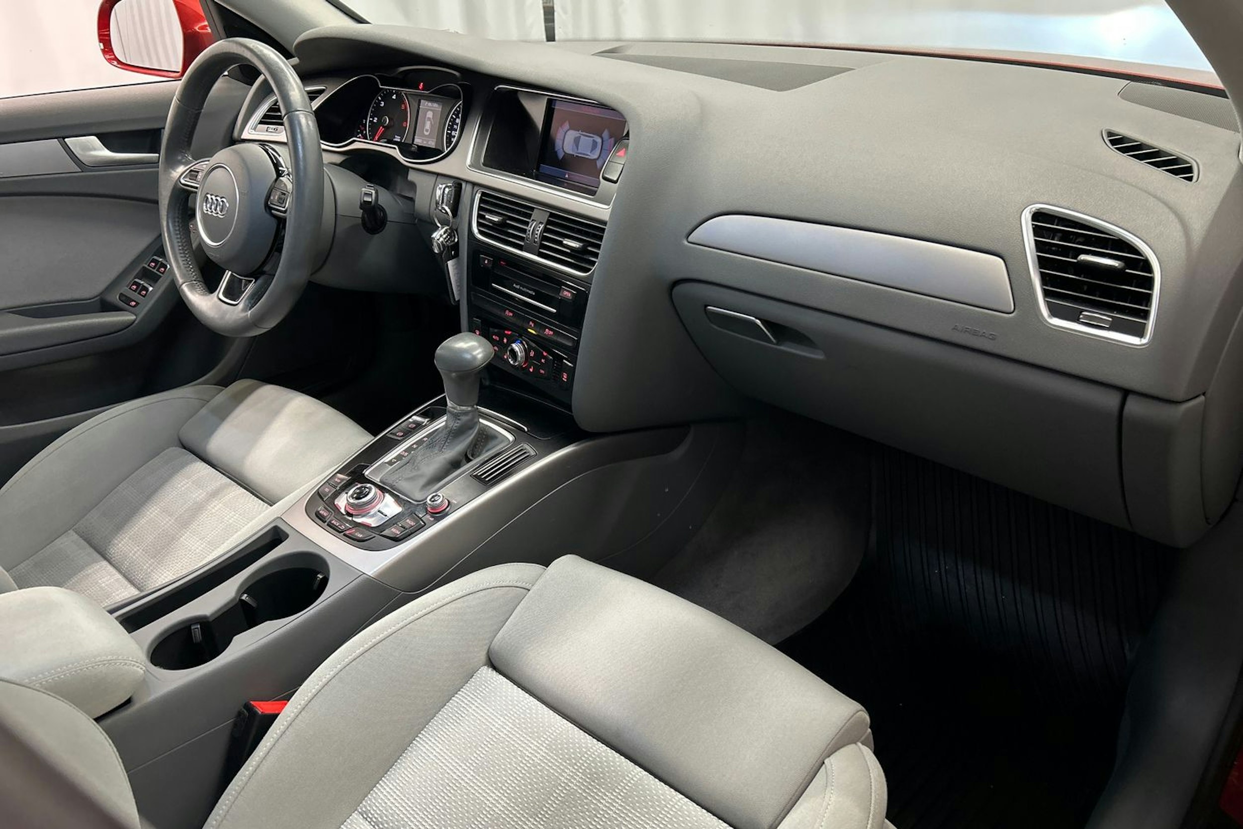 punainen Audi A4 2014 kuva 14.