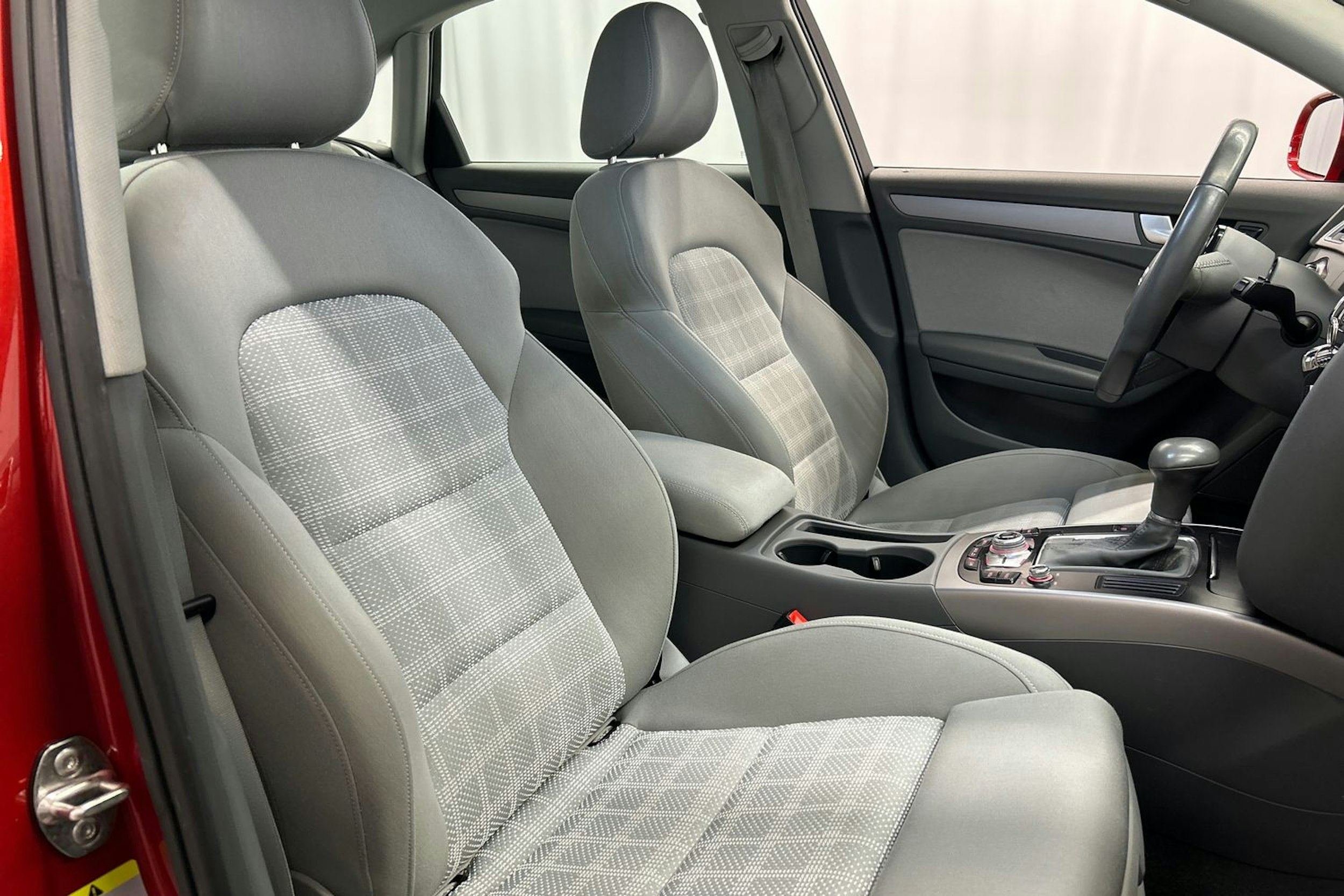 punainen Audi A4 2014 kuva 15.