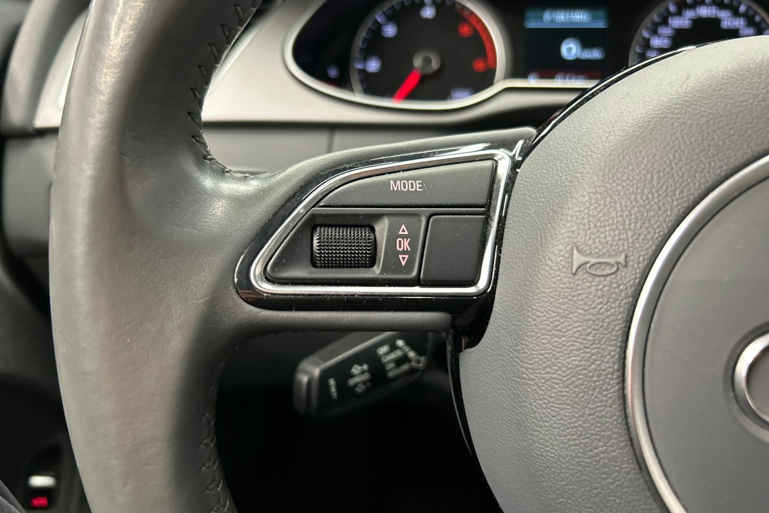 punainen Audi A4 2014 kuva 19.