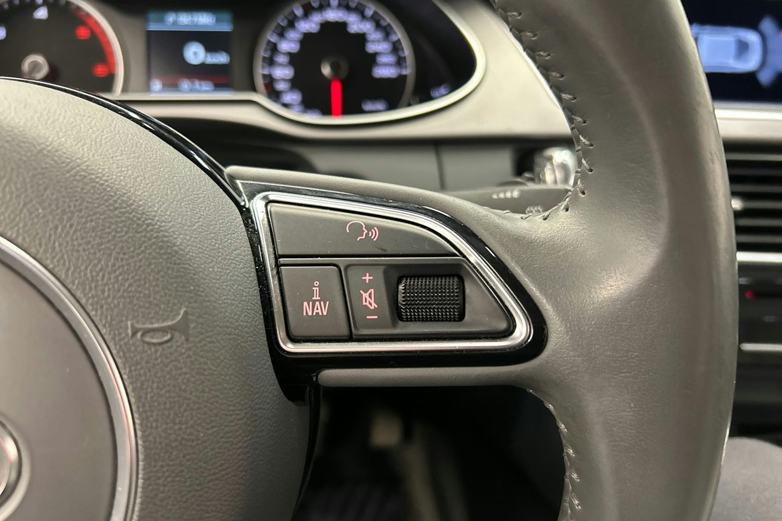 punainen Audi A4 2014 kuva 20.