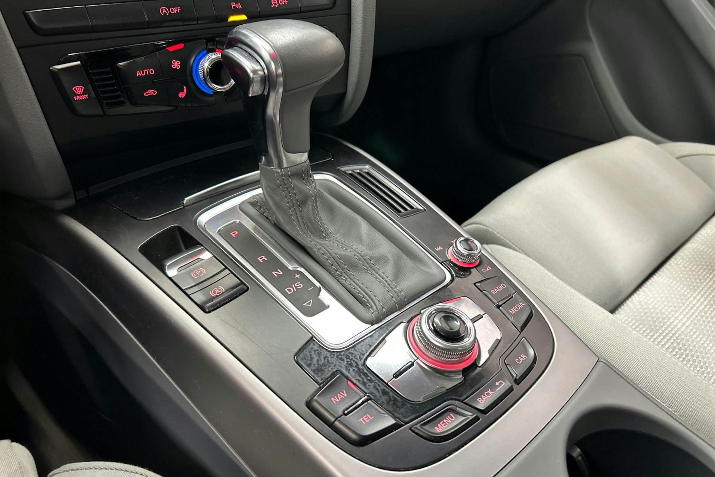 punainen Audi A4 2014 kuva 25.