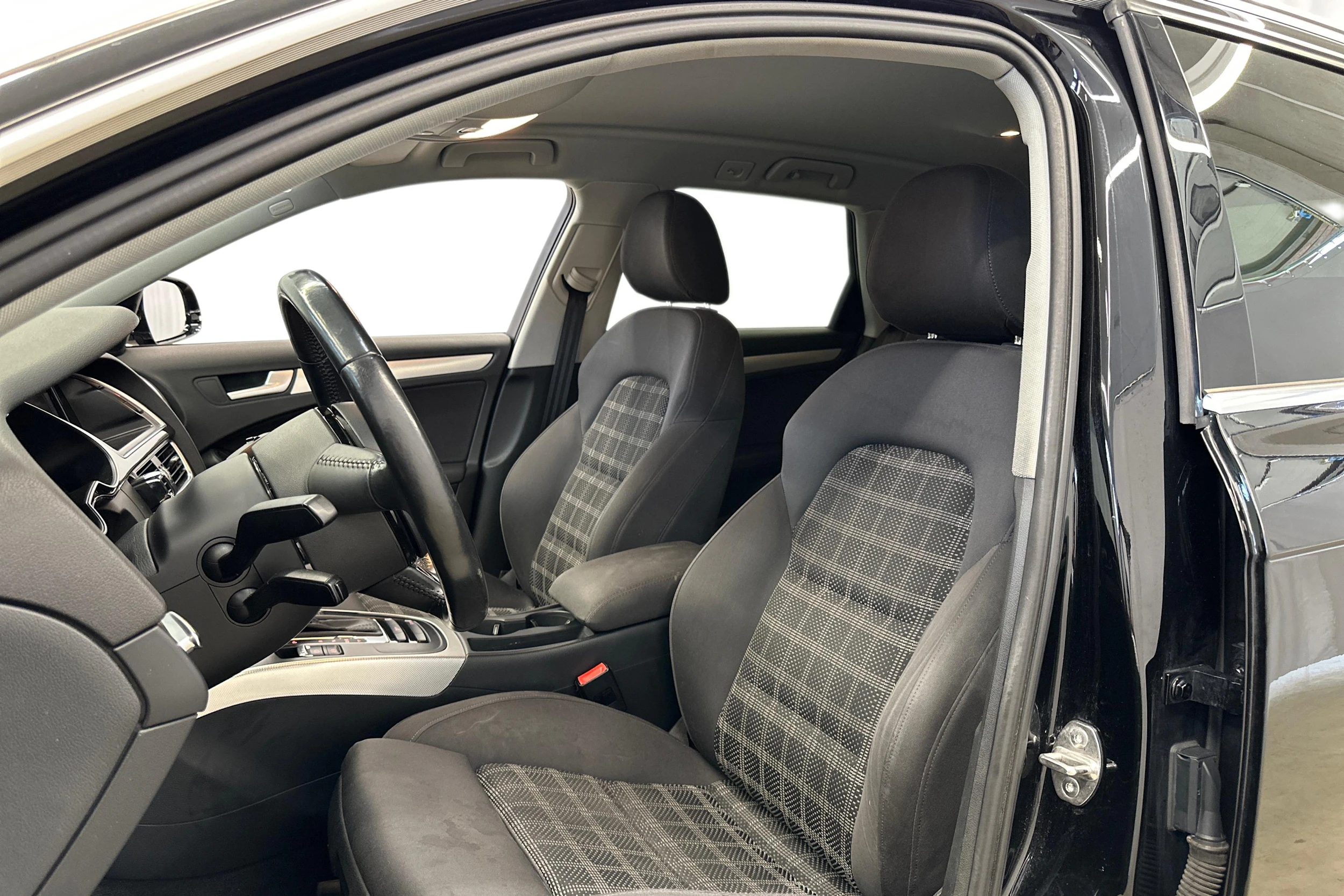 musta Audi A4 2014 kuva 6.