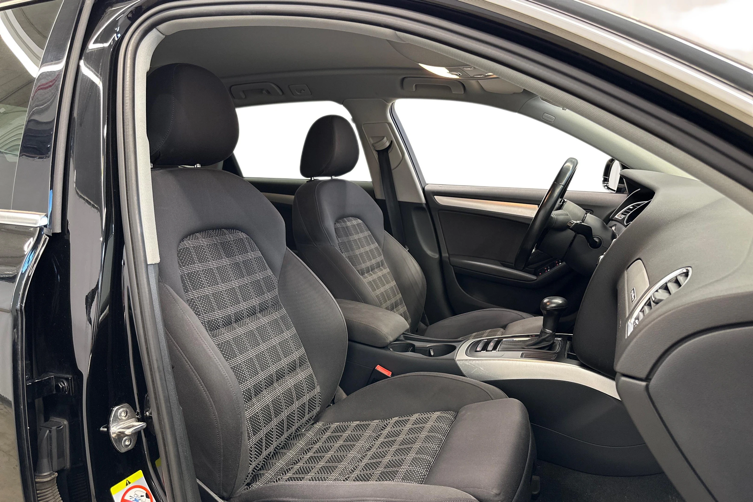 musta Audi A4 2014 kuva 7.