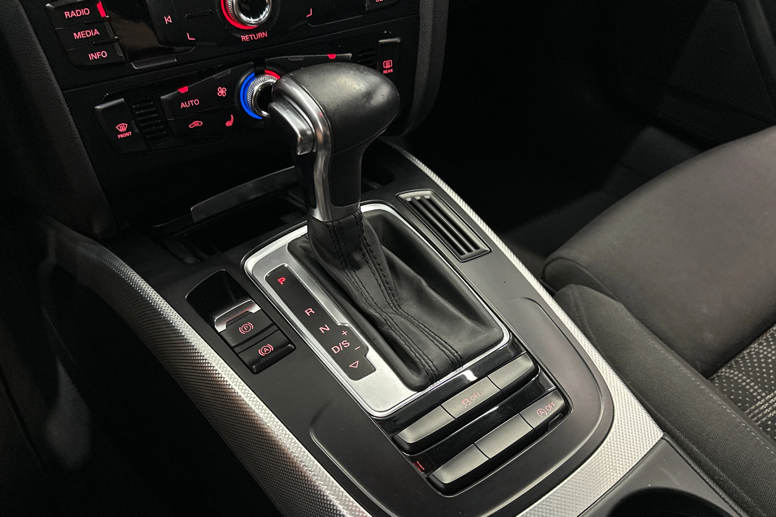 musta Audi A4 2014 kuva 17.