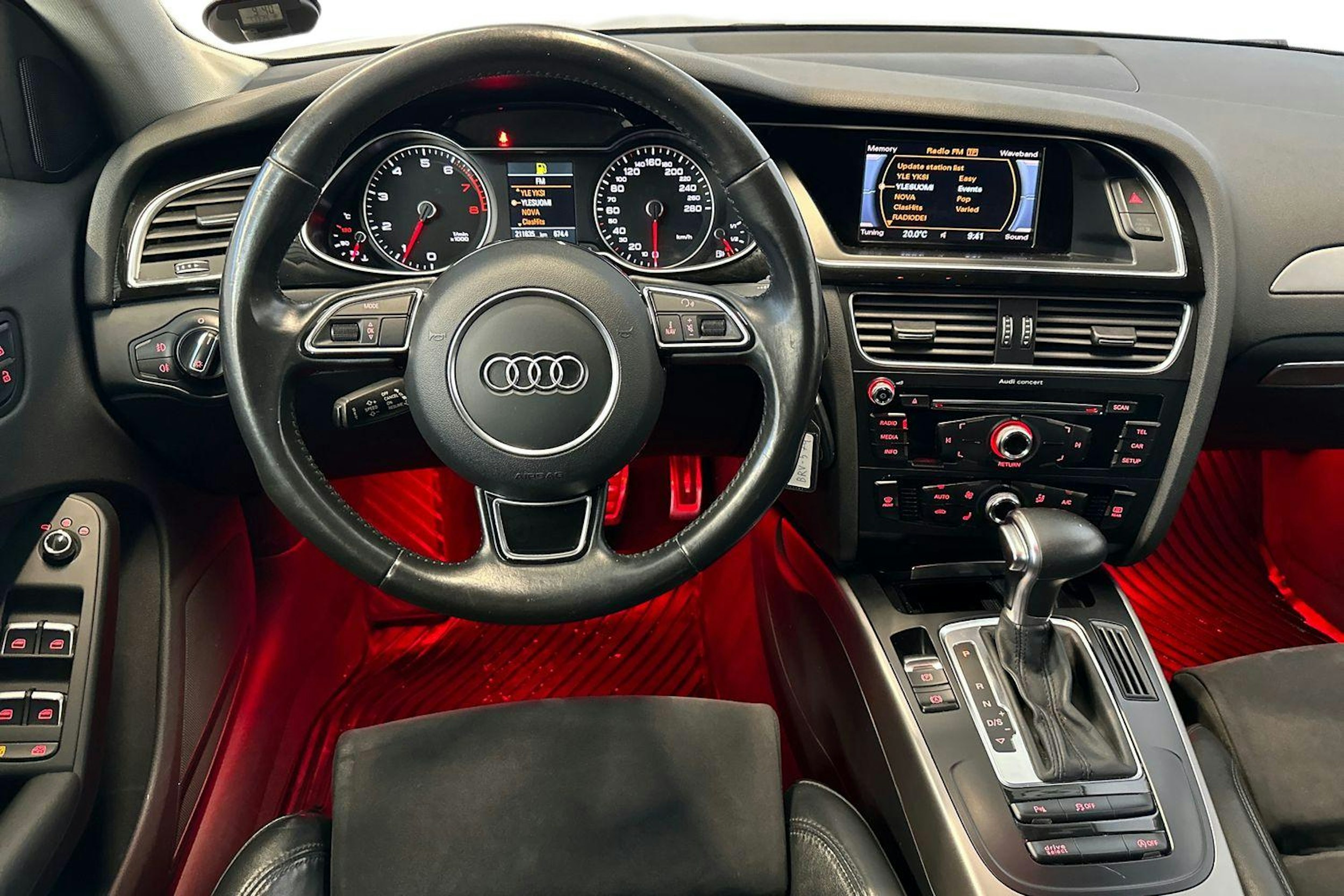 Musta Audi A4 2015 kuva 12.