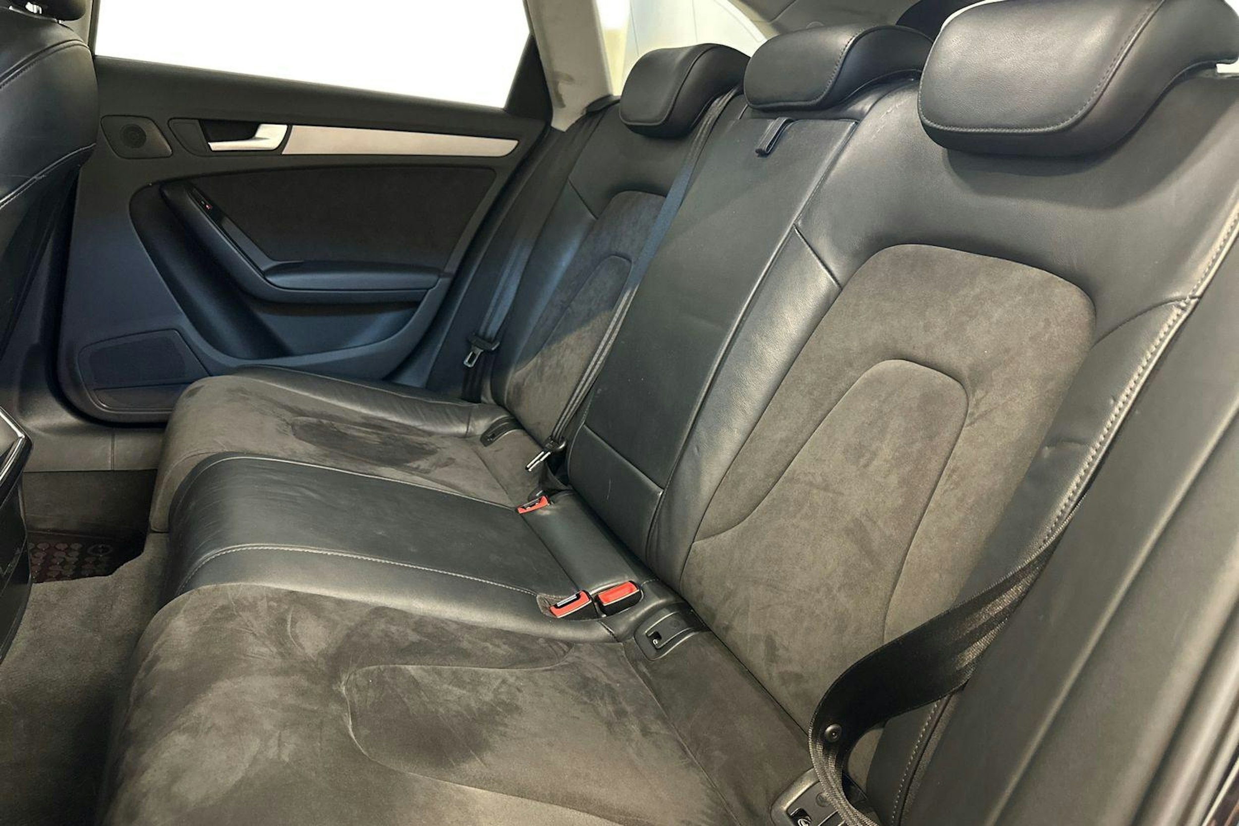 Musta Audi A4 2015 kuva 13.