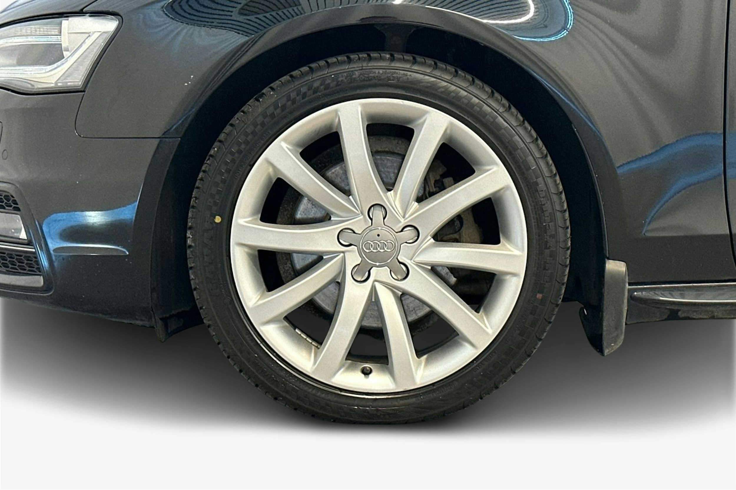 Musta Audi A4 2015 kuva 14.