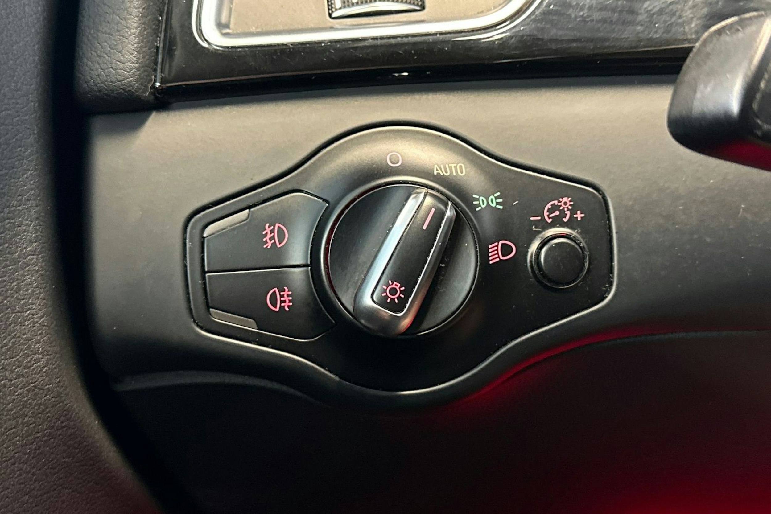 Musta Audi A4 2015 kuva 19.
