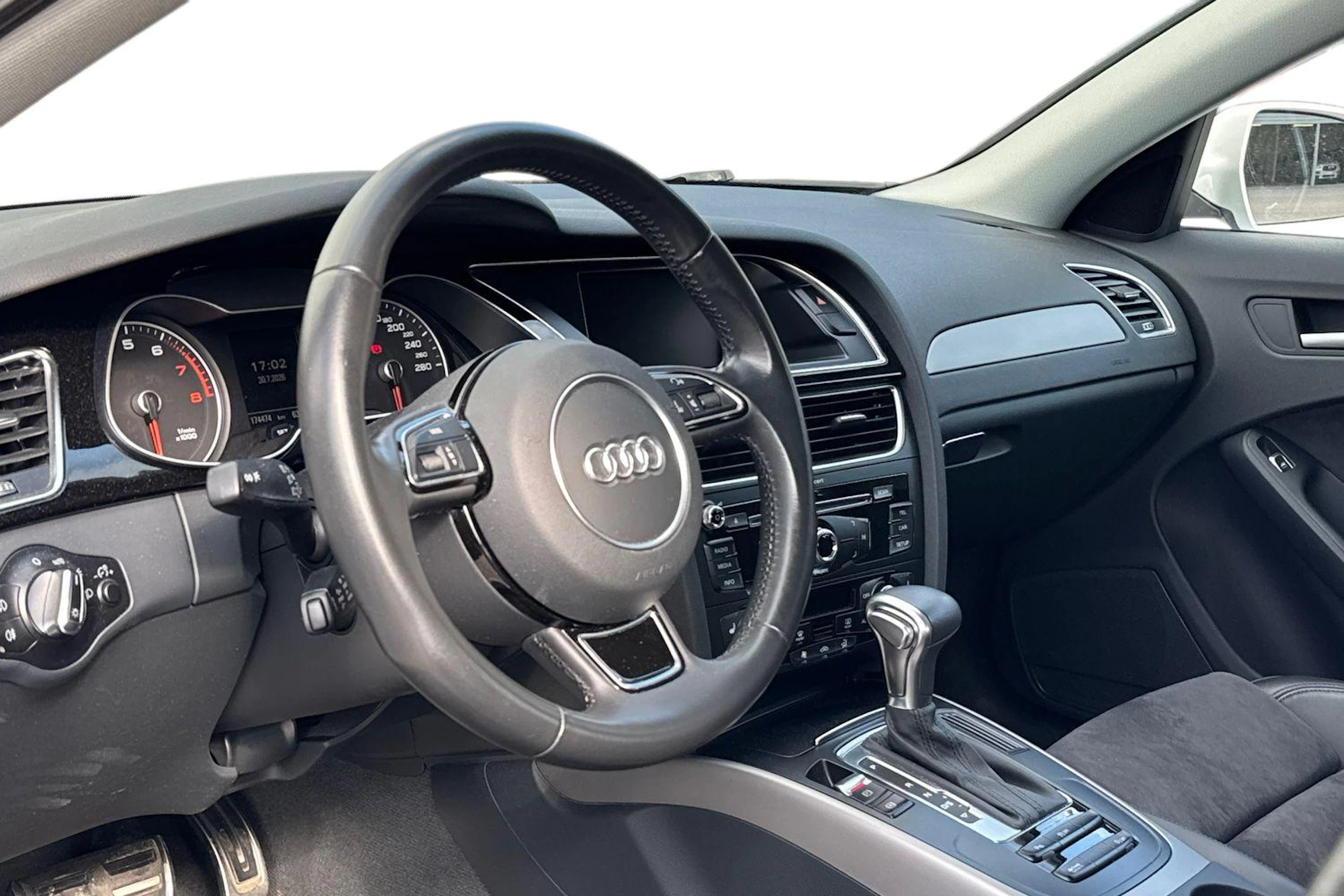 valkoinen Audi A4 2015 kuva 3.