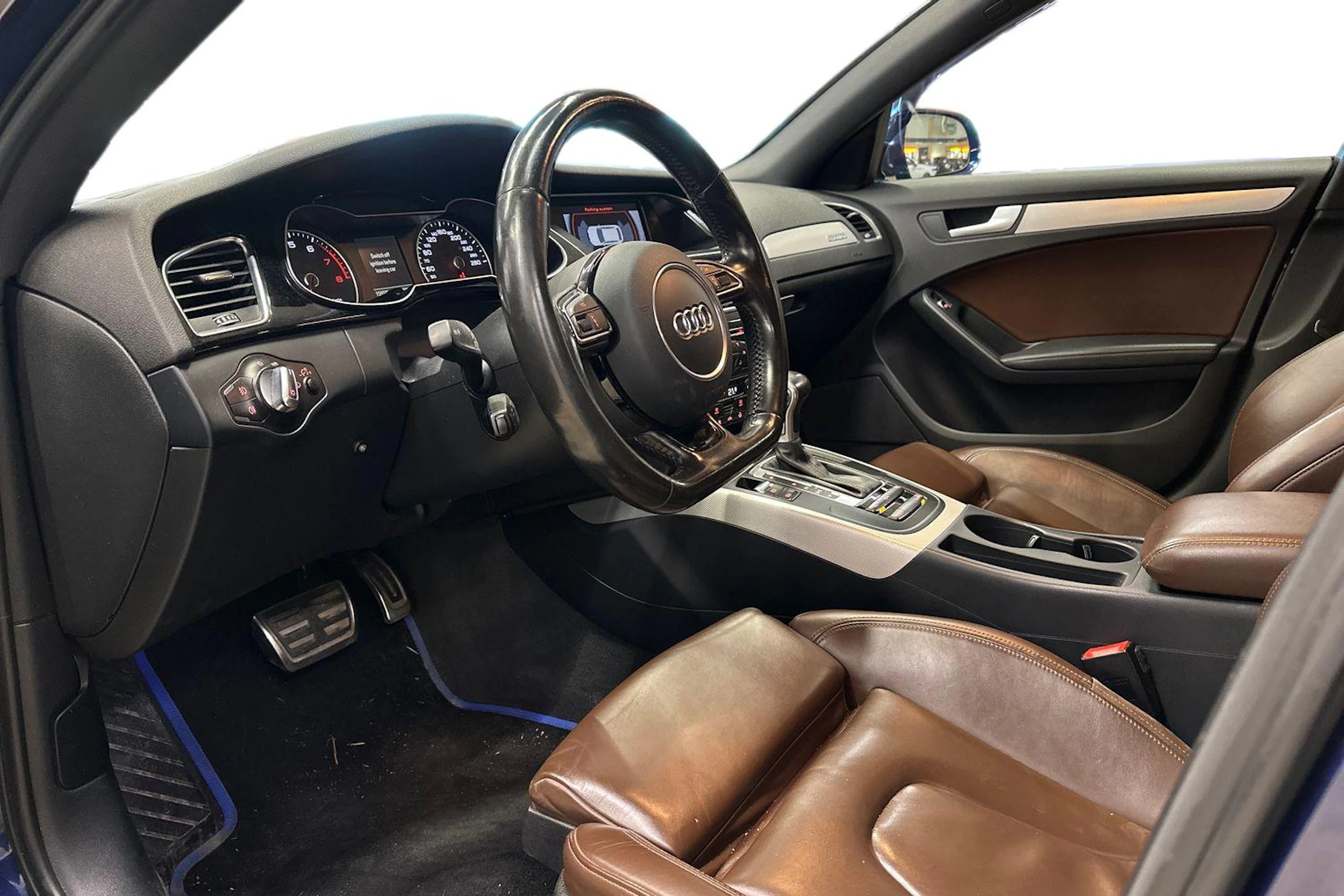 sininen Audi A4 2015 kuva 3.