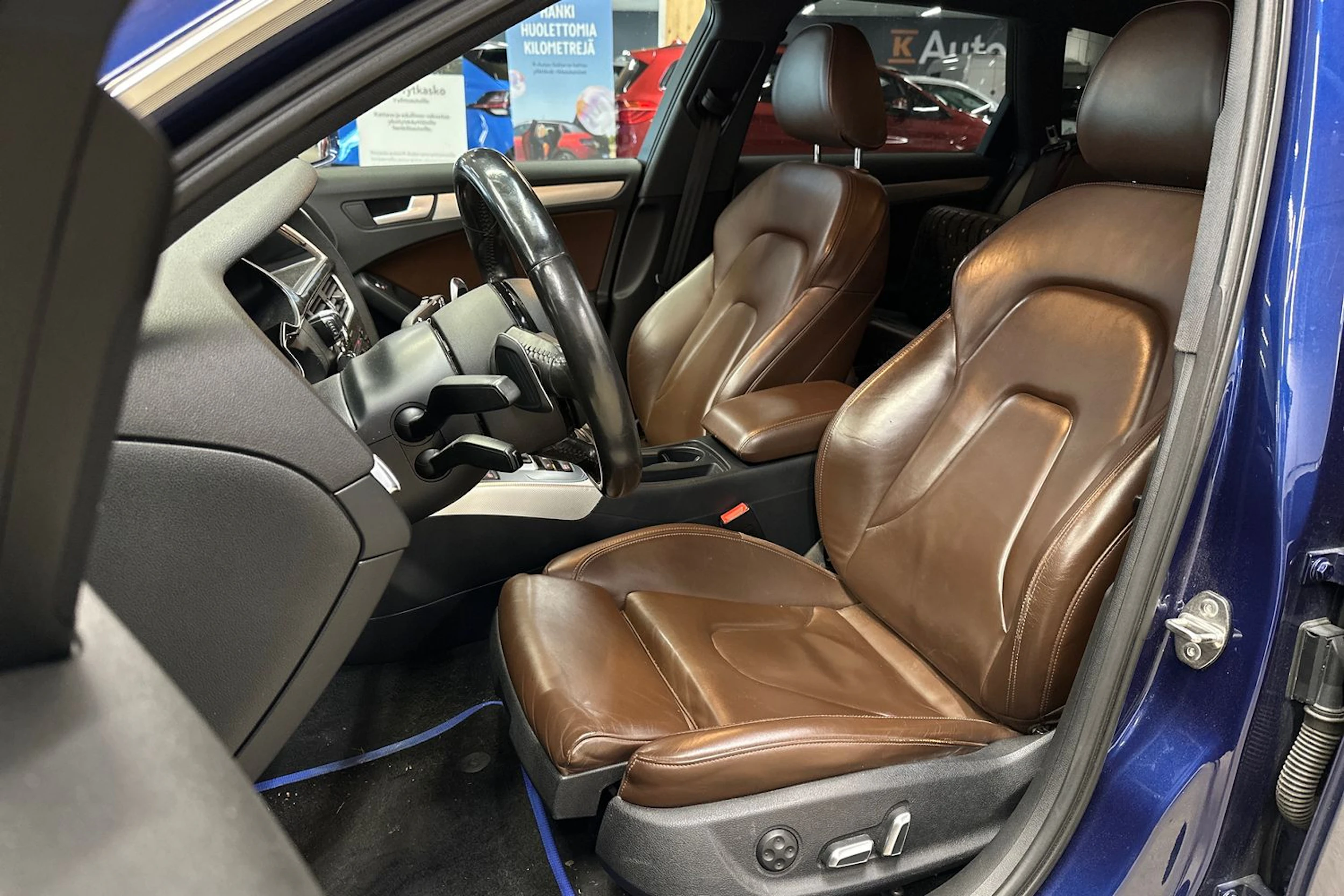 sininen Audi A4 2015 kuva 4.