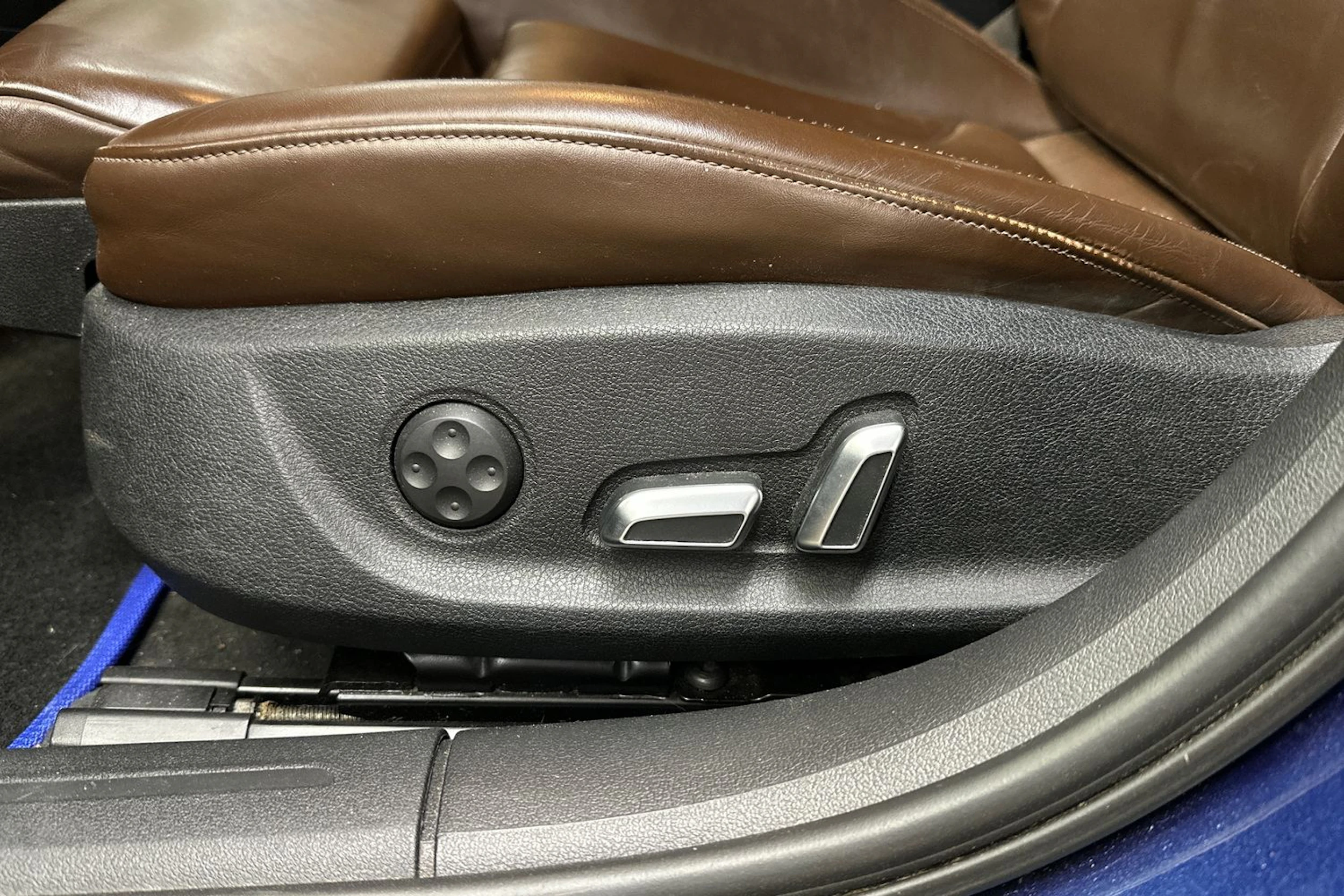 sininen Audi A4 2015 kuva 5.