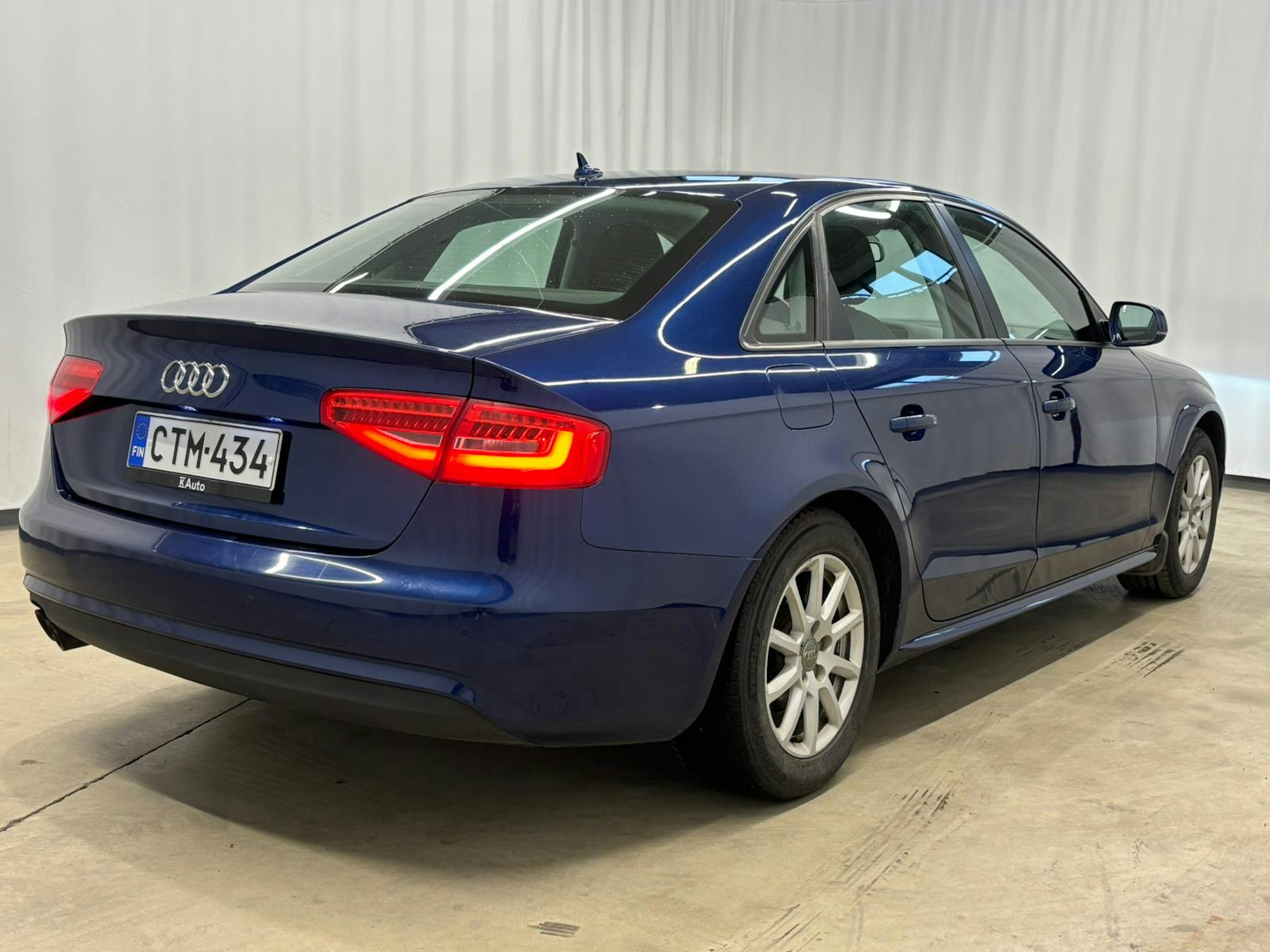 met. sininen Audi A4 2015 kuva 6.