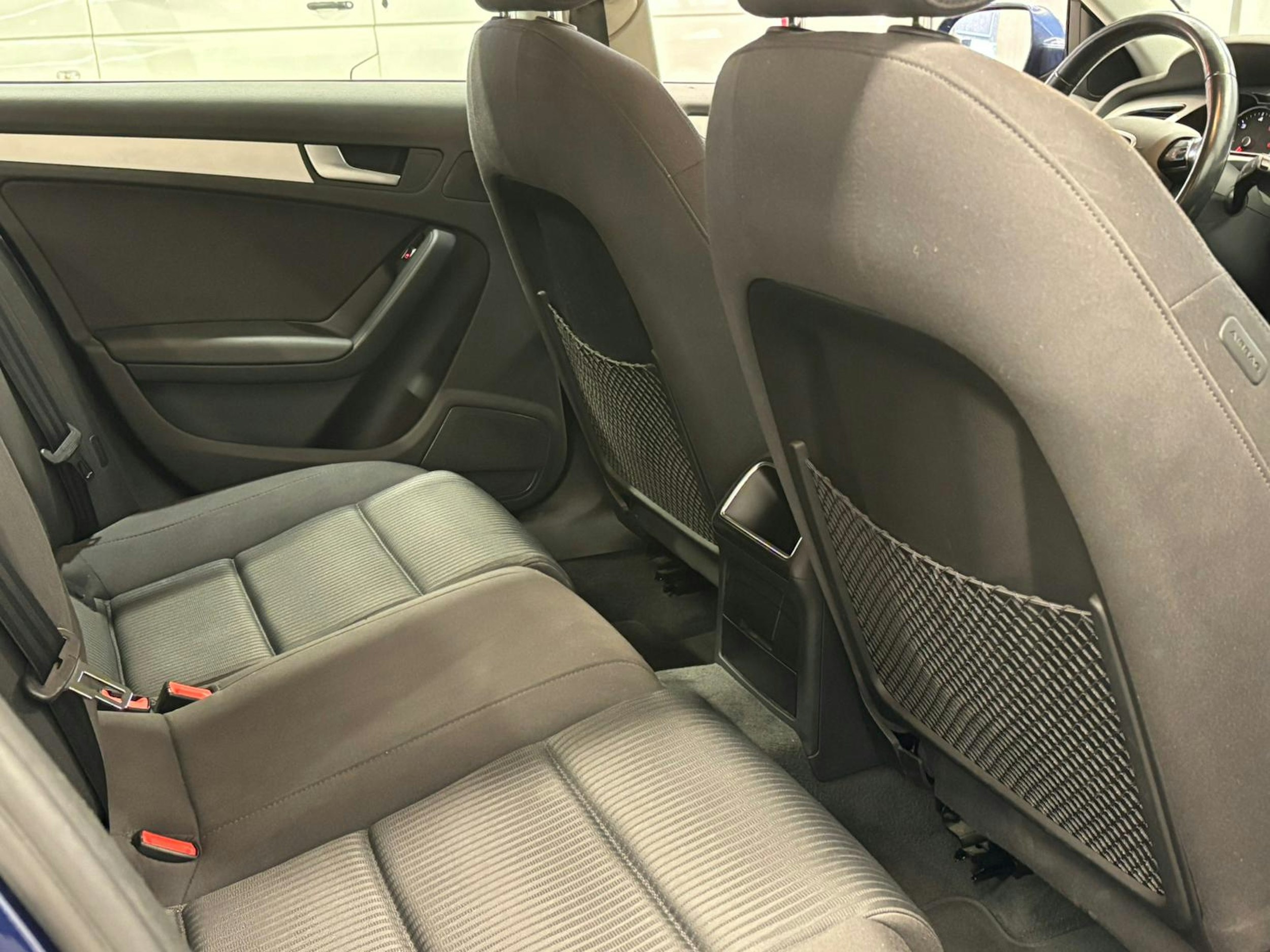 met. sininen Audi A4 2015 kuva 11.