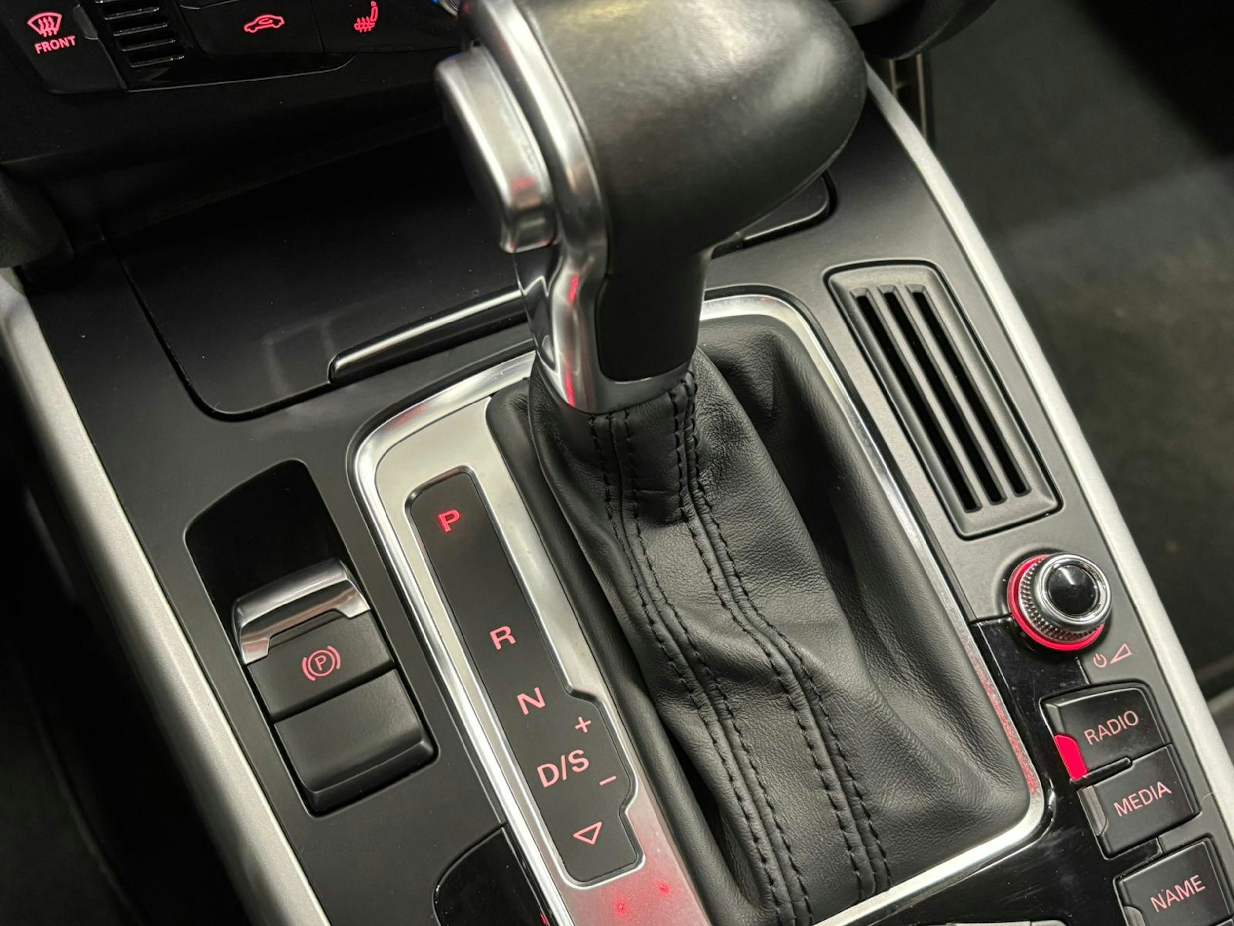 met. sininen Audi A4 2015 kuva 27.