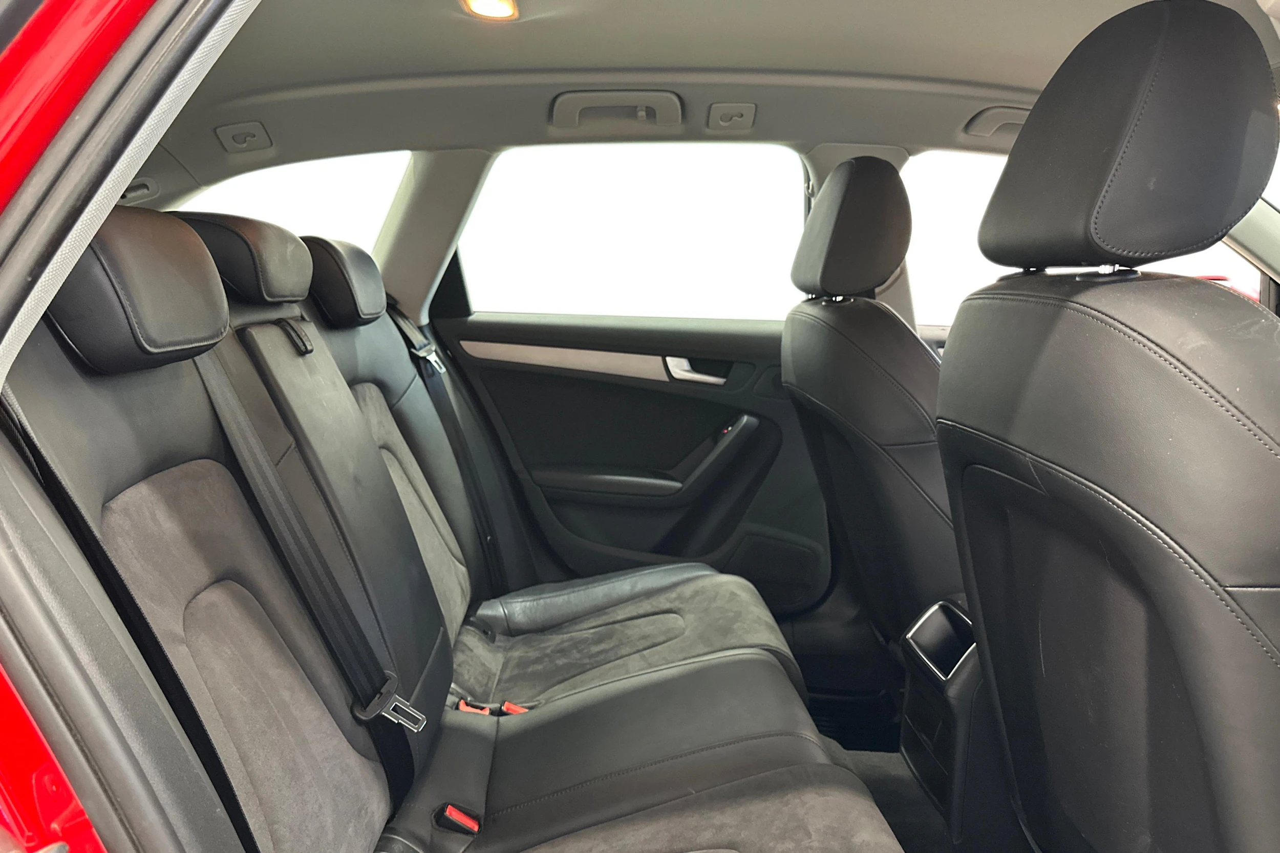 punainen Audi A4 2015 kuva 12.
