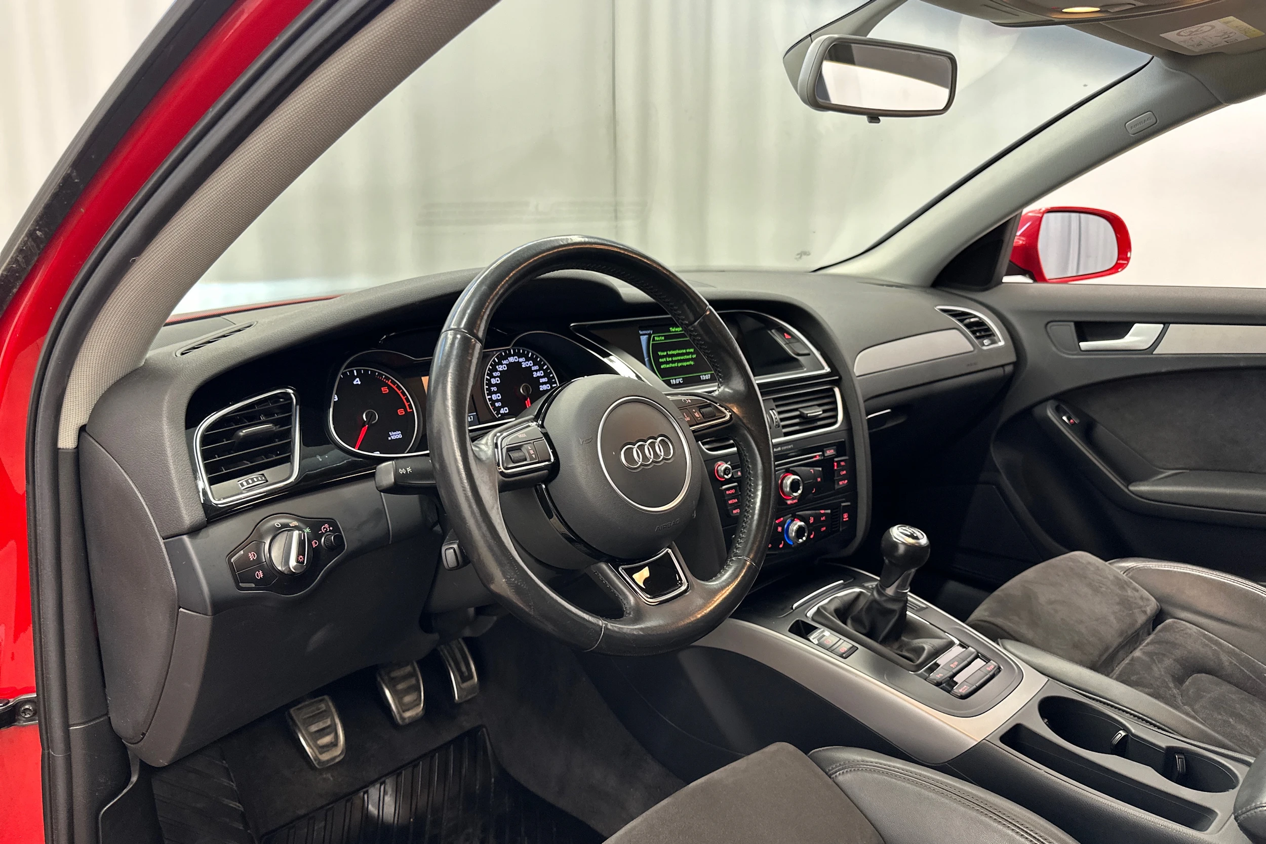 punainen Audi A4 2015 kuva 13.