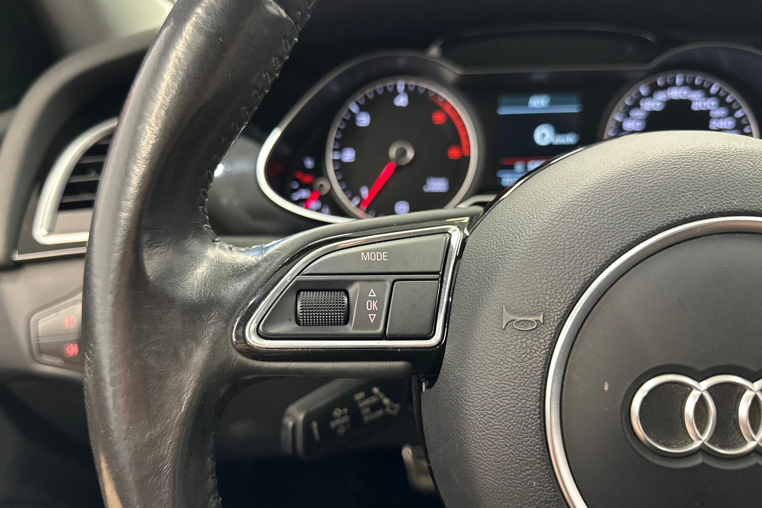punainen Audi A4 2015 kuva 17.