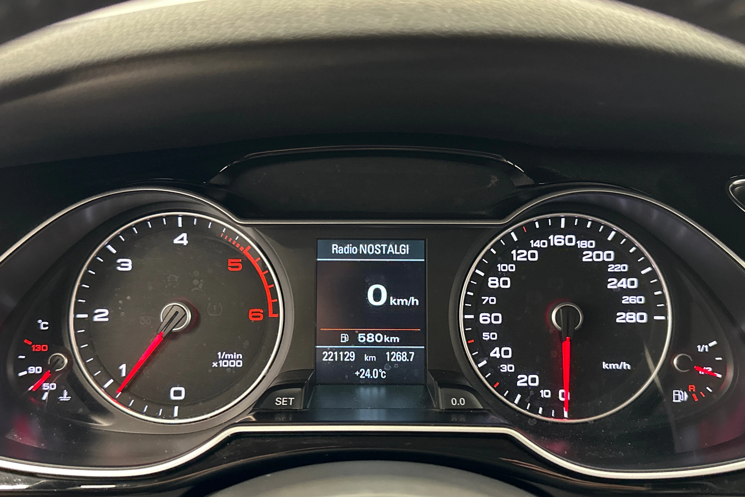 punainen Audi A4 2015 kuva 19.