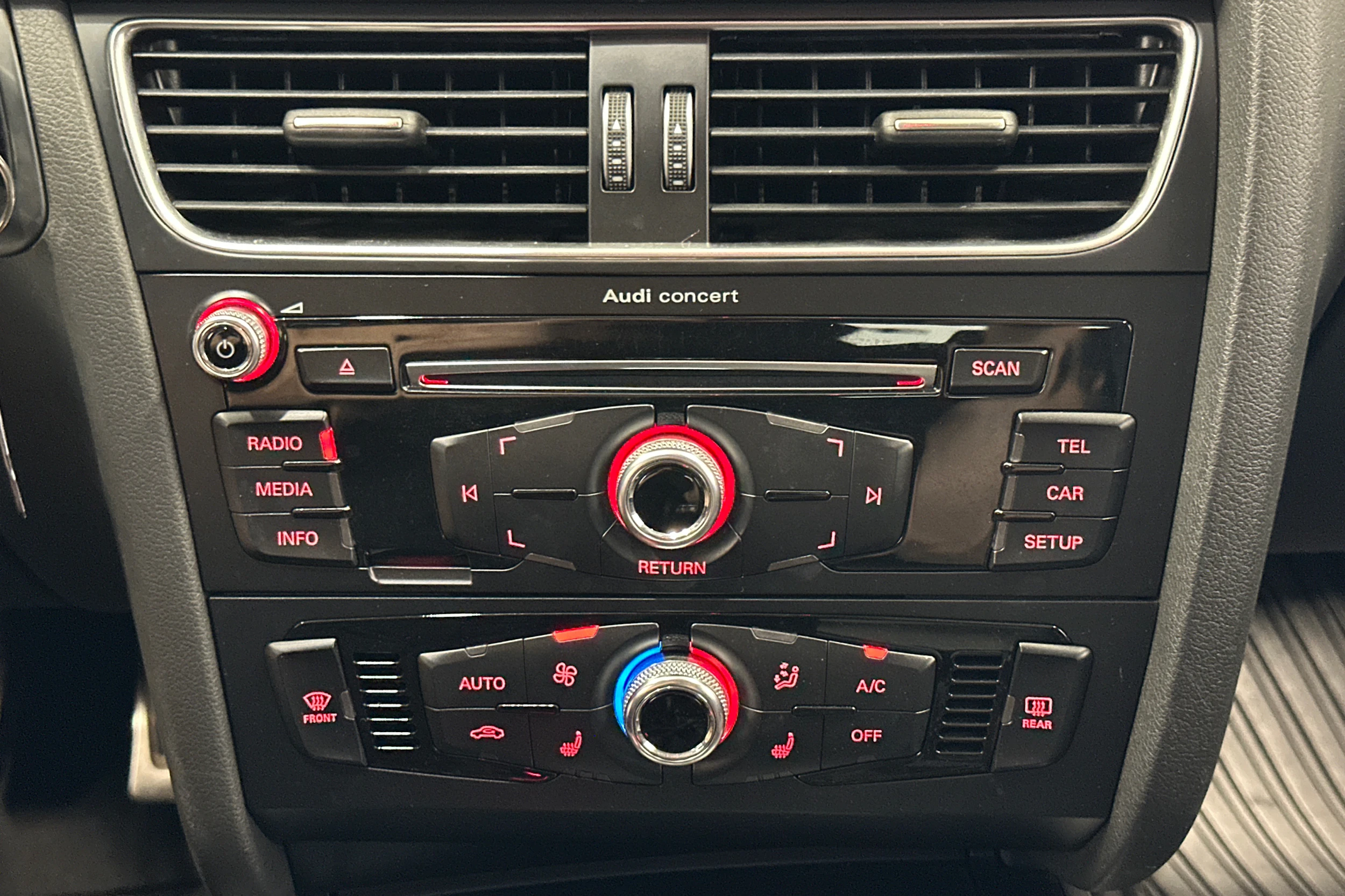 punainen Audi A4 2015 kuva 20.