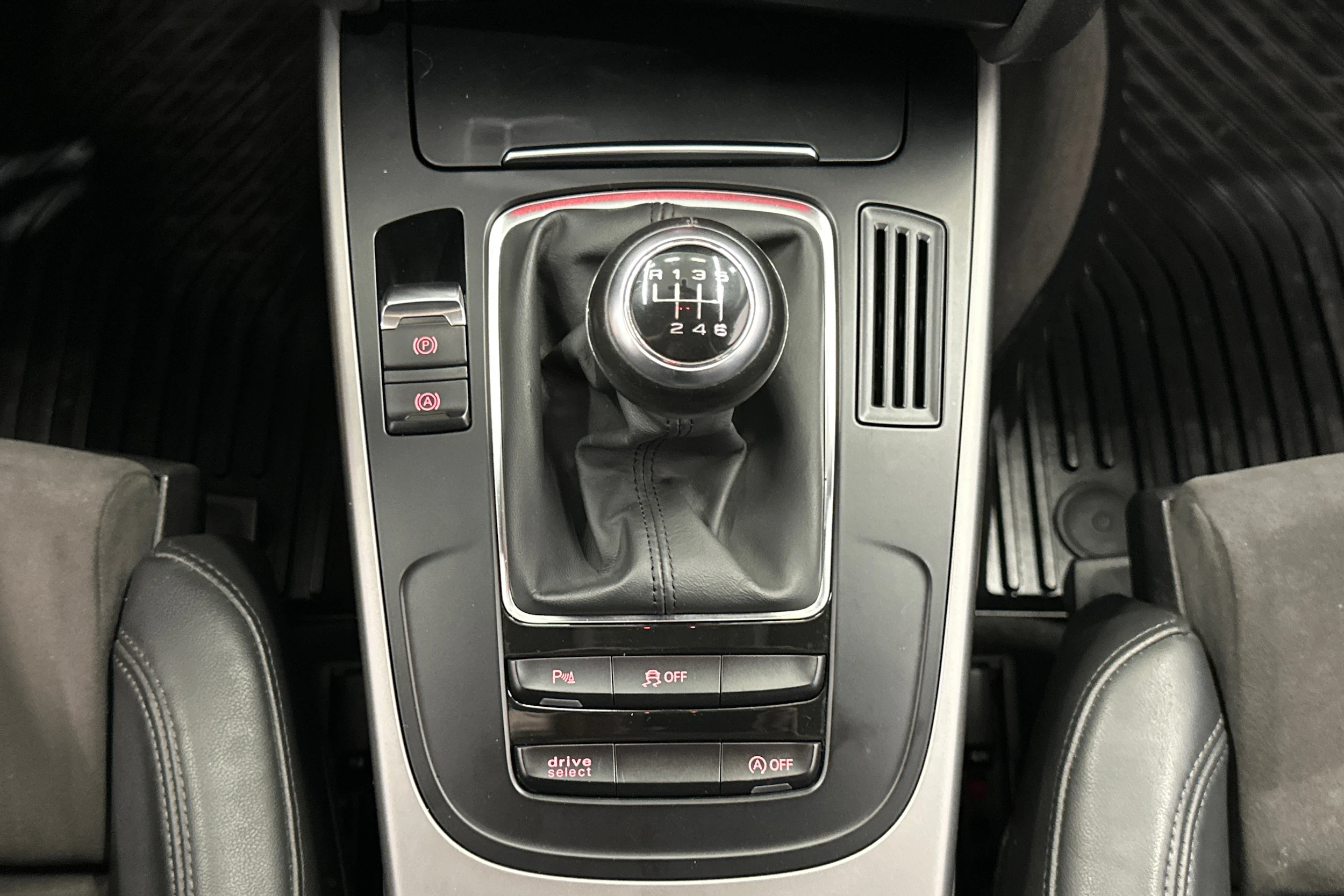 punainen Audi A4 2015 kuva 21.