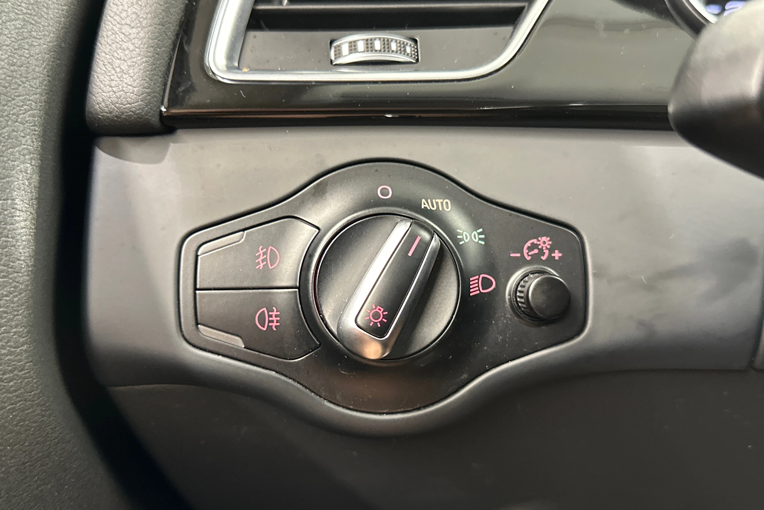 punainen Audi A4 2015 kuva 23.