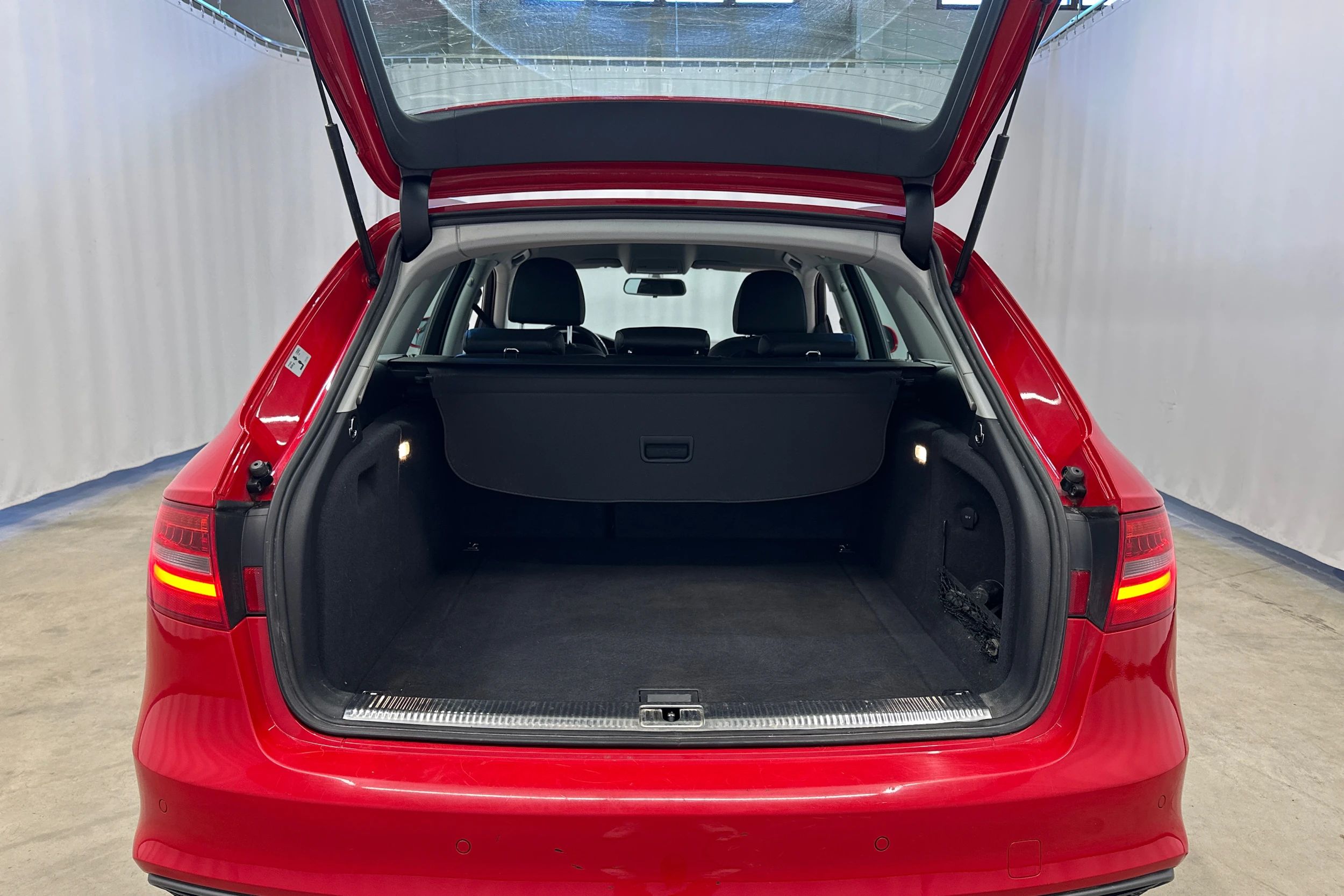 punainen Audi A4 2015 kuva 25.